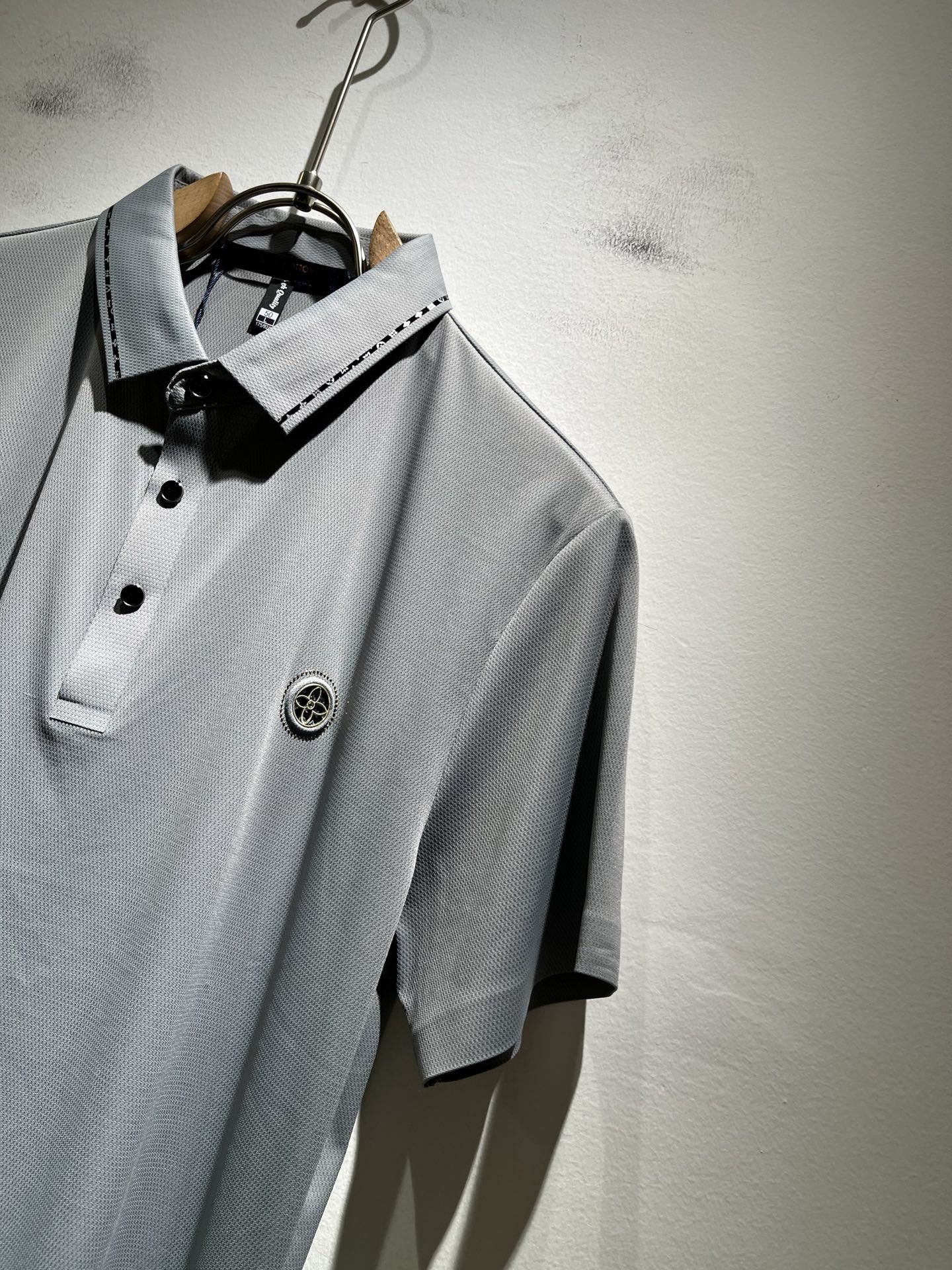 LouisVuitt*路易*登  2025春夏新品最新工艺短袖Polo衫，胸前logo图案压胶设计！代