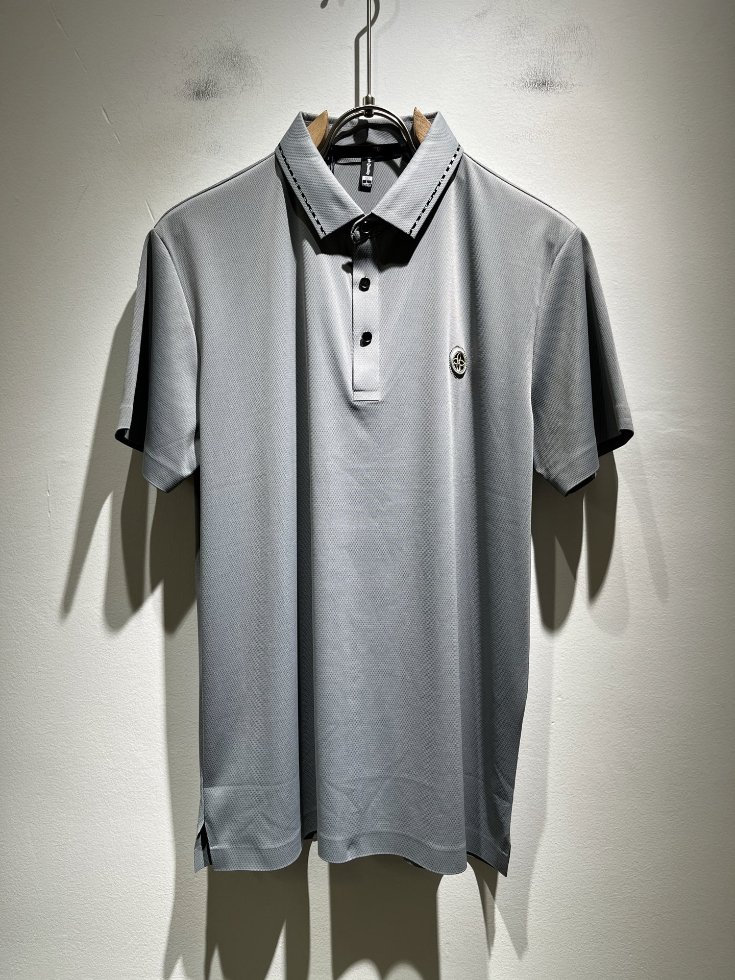  LouisVuitt*路易*登  2025春夏新品最新工艺短袖Polo衫，胸前logo图案压胶设计！代