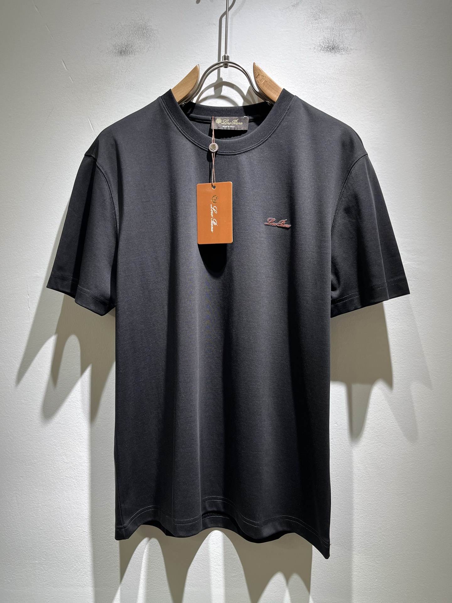 NO:445133,Loro Piana Nuoyou Pianya The latest trade order short-sleeved T-shirt for men in spring and summer, full quality!  !  Internet celebrity style!  Use logo pattern to press glue design!  The upper body is comfortable and breathable, not stiff, and the overall three-dimensional feeling is rich, with quality export orders, customized exclusive fabric tailoring to meet the simple needs of commuters for dressing. The upper body is very effective, it looks slim and not picky about the figure. The fabric workmanship... Improper, good craftsmanship can make you look good and tasteful, a must-have item for everyone!  Size S-2XL, loro piana, T-shirt,tees, t-shirt,alexander wang19860909Loro Piana诺悠翩雅 春夏男士最新的贸易订单短袖T恤,全品相！！网红款！采用logo图案压胶设计！上身舒适透气,不僵硬,整体有着丰富的立体感,品质出口订单,定制专属面料剪裁,满足通勤人们对于着装的简约需求,上身效果很好,显瘦,不挑剔身材.面料做工....无可挑剔,好工艺好面料才能穿出好品味一款,人手必备单品！尺码S-2XL,,loro piana,T-shirt,tees，t-shirt,alexander wang,Men's clothing