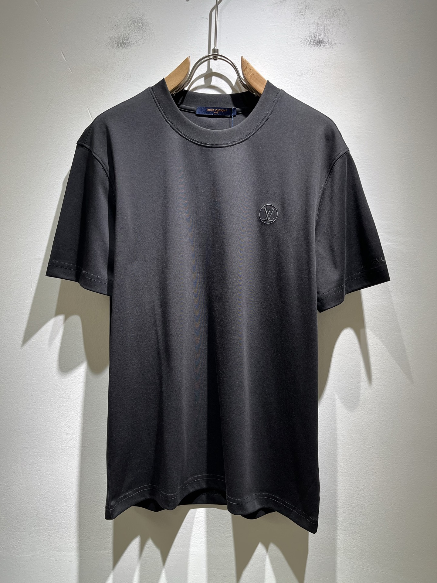 NO:445121,LouisVuitt*Louis*Deng The new spring and summer series of items are launched, a very fashionable and avant-garde short-sleeved T-shirt for men and women, with logo embroidery embroidery decoration!  Different from the past, it declares the design concept of brand inheritance!  Its eye-catchingness is no less than any classic style, perfectly presenting the fashionable, high-end and luxurious feeling in front of the world!  Made of imported 260 grams of cotton, selected high-quality pure cotton fabrics, soft and soft to the touch, the real thing is definitely beyond your imagination, close to the body and breathable, even if you sweat profusely, you will not feel greasy or stuffy, and will bring sweating and moisture absorption to the extreme!  Size S-2XL, louis vuitton,louis vuitton,t-shirt,tees,t-shirt,alexander wang19860909LouisVuitt*路易*登 春夏全新系列单品上线,非常时髦前卫的一款男女同款短袖T恤,标识logo图案刺绣修饰！区别于以往的不同,宣示品牌传承的设计理念！其吸睛度完全不亚于任何经典款式,将时髦高级感与奢华感完美呈现在世人眼前！客供进口260克全棉材质制成,精选优质纯棉面料,触感软糯亲肤细腻,实物到手绝对超乎你的想象,贴身无比舒适透气,即便是汗流浃背也不会有腻身及闷热感可言,将排汗吸湿性发挥到了极致！尺码S-2XL,,louis vuitton,louis vuitton,T-shirt,tees，t-shirt,alexander wang,Men's clothing