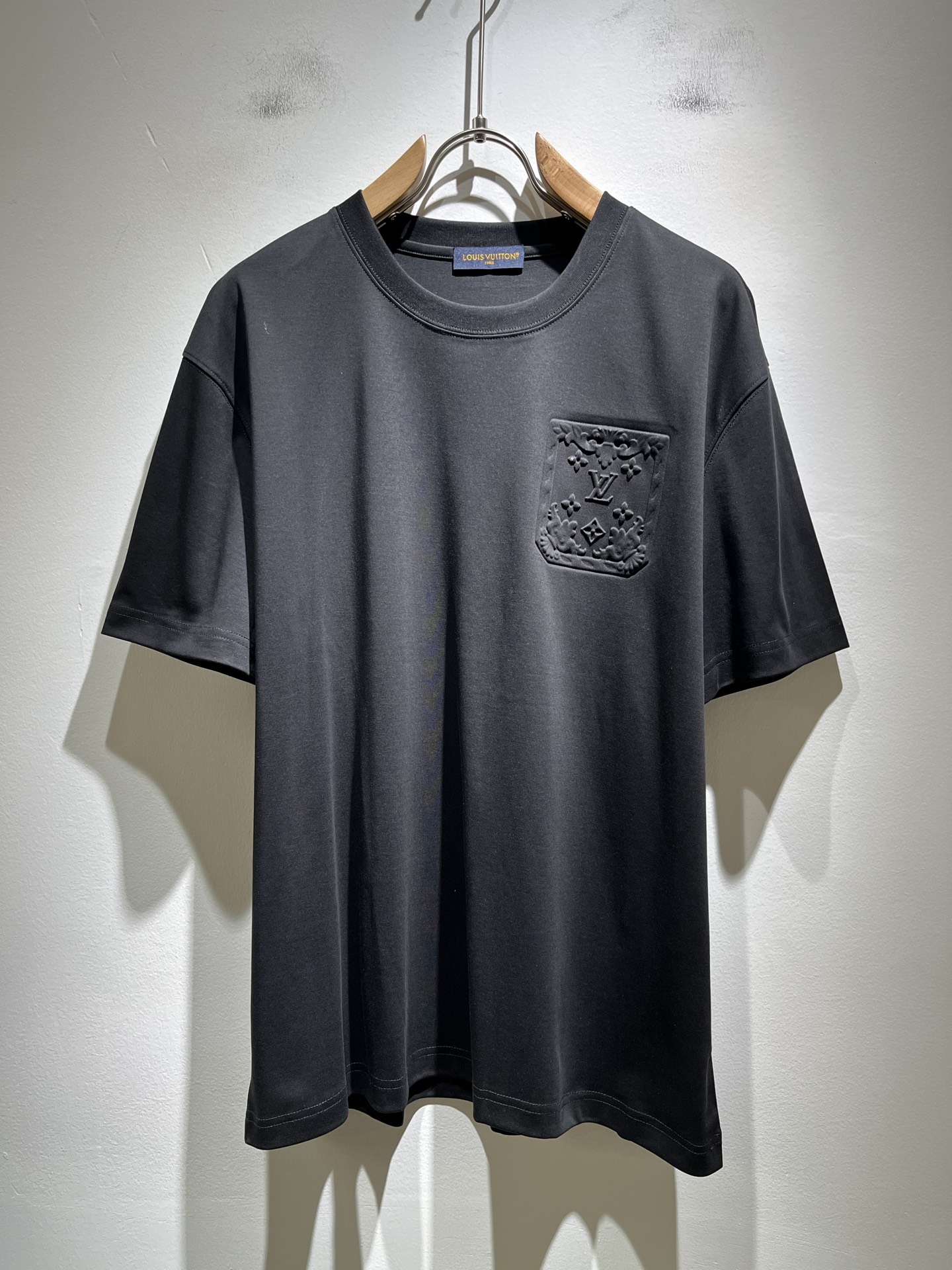 NO:445150,LouisVuitt*Louis*Deng The new spring and summer series of items are launched, a very fashionable and avant-garde short-sleeved T-shirt for men and women, with logo logo pattern glue-touching!  Different from the past, it declares the design concept of brand inheritance!  Its eye-catchingness is no less than any classic style, perfectly presenting the fashionable, high-end and luxurious feeling in front of the world!  Made of imported 260 grams of cotton, selected high-quality pure cotton fabrics, soft and soft to the touch, the real thing is definitely beyond your imagination, close to the body and breathable, even if you sweat profusely, you will not feel greasy or stuffy, and will bring sweating and moisture absorption to the extreme!  Size S-2XL, louis vuitton,louis vuitton,t-shirt,tees,t-shirt,alexander wang19860909LouisVuitt*路易*登 春夏全新系列单品上线,非常时髦前卫的一款男女同款短袖T恤,标识logo图案压胶修饰！区别于以往的不同,宣示品牌传承的设计理念！其吸睛度完全不亚于任何经典款式,将时髦高级感与奢华感完美呈现在世人眼前！客供进口260克全棉材质制成,精选优质纯棉面料,触感软糯亲肤细腻,实物到手绝对超乎你的想象,贴身无比舒适透气,即便是汗流浃背也不会有腻身及闷热感可言,将排汗吸湿性发挥到了极致！尺码S-2XL,,louis vuitton,louis vuitton,T-shirt,tees，t-shirt,alexander wang,Men's clothing