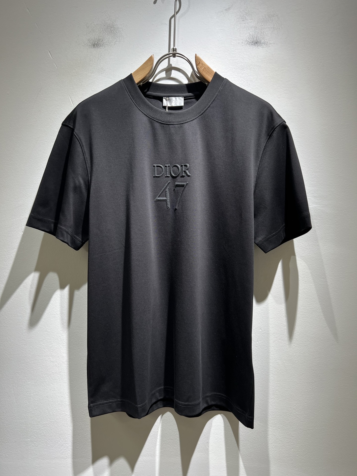 NO:445114,Dio*Dijia Spring and summer new short-sleeved T-shirts for men and women, and are available simultaneously for counters!  Customized exclusive 260g pure cotton fabric, customized original craft threads, chest logo pattern glue pressing technology design!  Simple and generous, calm and versatile, extremely high-end, perfectly integrated with fashion and style, a top fashionable style that perfectly suits the outside wear!  The overall feeling is natural!  The ultimate classic versatile short-sleeved T-shirt adopts the latest three-dimensional letter logo embossed elements design!  The ultimate perfection of heavy industry!  Fans who pursue high quality are please buy them by themselves, and all fans who know the goods are invited to appreciate this model together!  !  Size S-2XL, dior,dior,t-shirt,tees,t-shirt,alexander wang19860909Dio*迪家 春夏新款男女同款短袖T恤,专柜同步发售！定制专属260克纯棉面料,定制原版工艺螺纹,胸前logo图案压胶工艺设计！简约大方,从容百搭,档次极高,完美融入时尚还有风情感一款完美符合外穿的顶尖时髦气质款！整体给人浑然天成的感觉！极致经典的百搭型短袖T恤,采用最新的立体字母logo压胶元素设计！极致的重工极致的完美！追求高品质的粉丝们请自行抢购,诚邀所有识货的粉丝一同鉴赏此款！！尺码S-2XL,,dior,dior,T-shirt,tees，t-shirt,alexander wang,Men's clothing