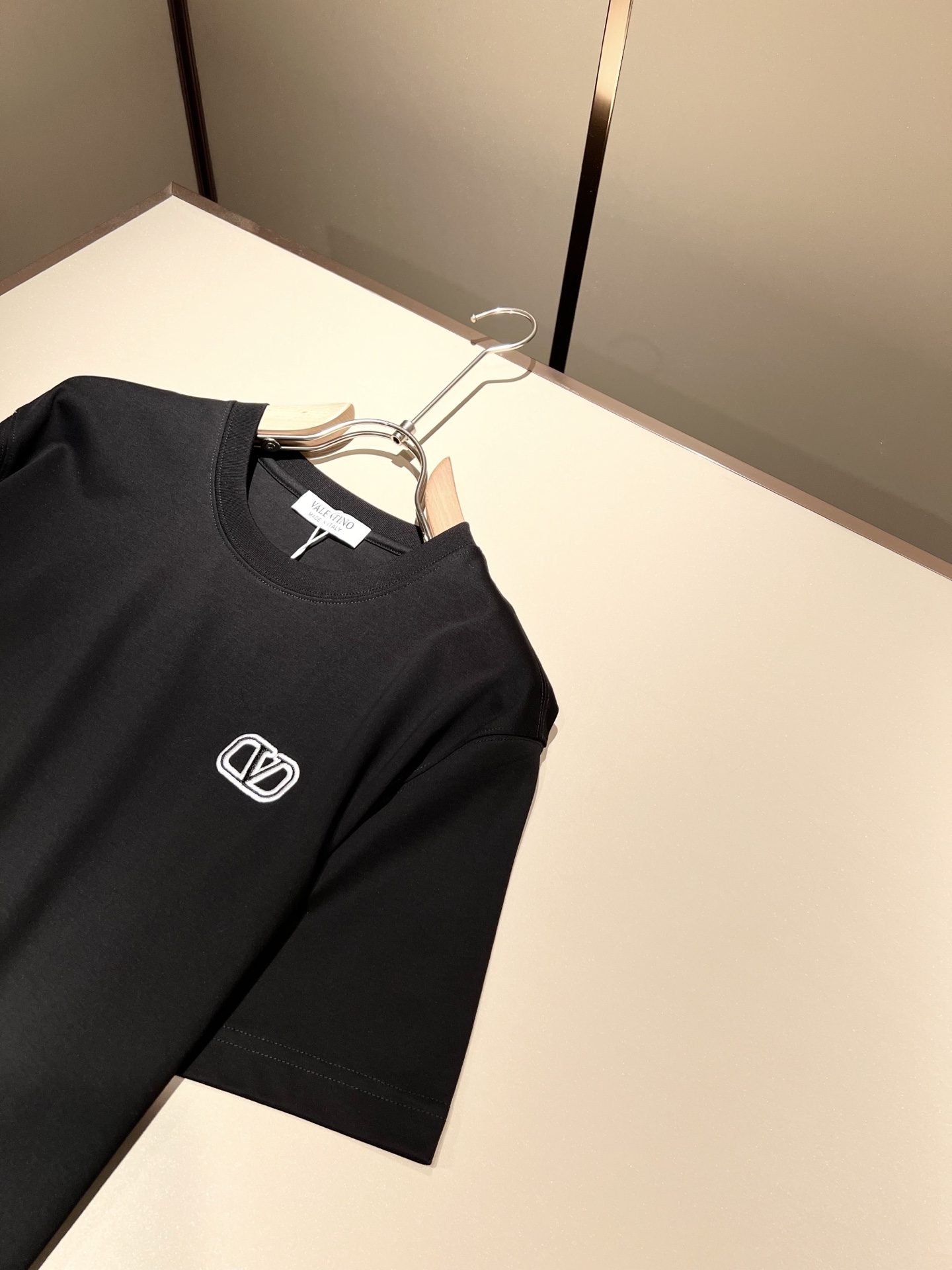  VALENTI*O华伦*奴～柜台款、2025春夏新款短袖T恤，胸前logo刺绣设计！简单时尚而年轻，百