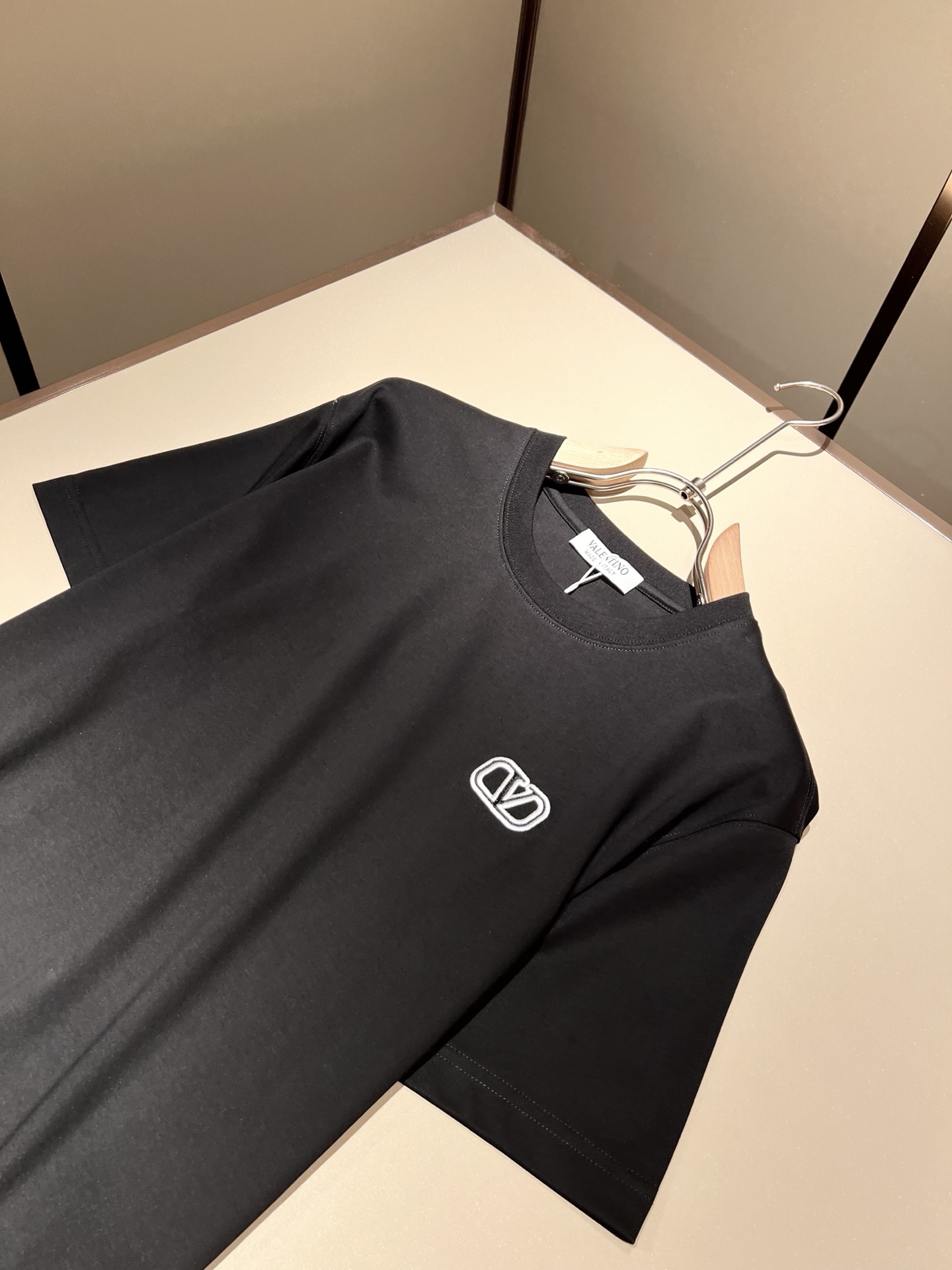  VALENTI*O华伦*奴～柜台款、2025春夏新款短袖T恤，胸前logo刺绣设计！简单时尚而年轻，百