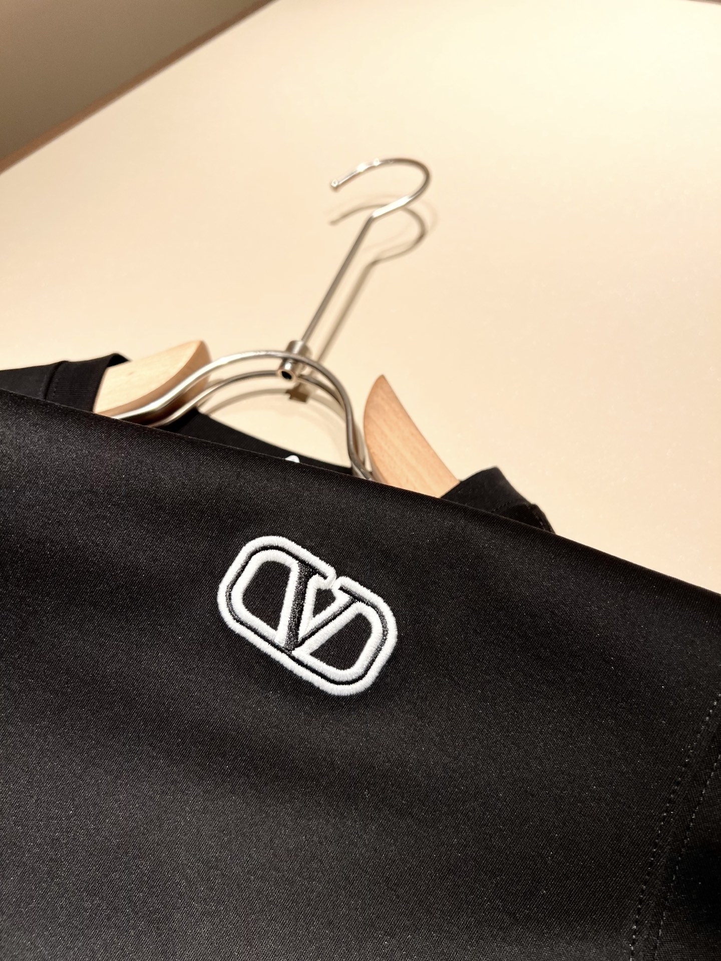  VALENTI*O华伦*奴～柜台款、2025春夏新款短袖T恤，胸前logo刺绣设计！简单时尚而年轻，百