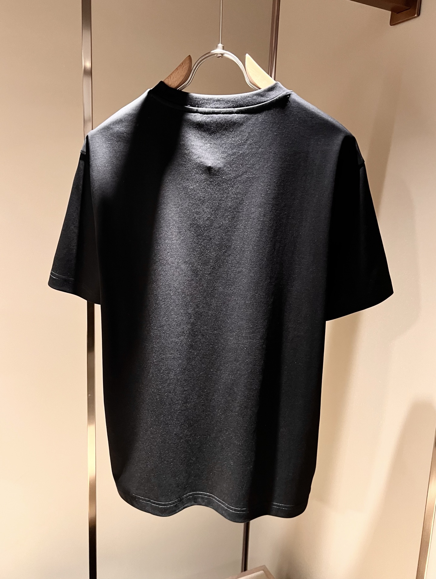  VALENTI*O华伦*奴～柜台款、2025春夏新款短袖T恤，胸前logo刺绣设计！简单时尚而年轻，百