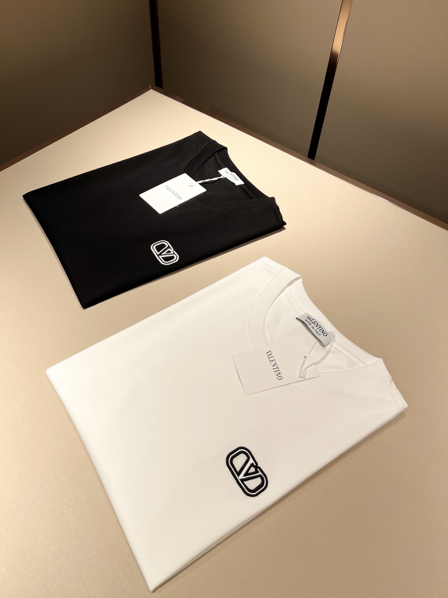  VALENTI*O华伦*奴～柜台款、2025春夏新款短袖T恤，胸前logo刺绣设计！简单时尚而年轻，百