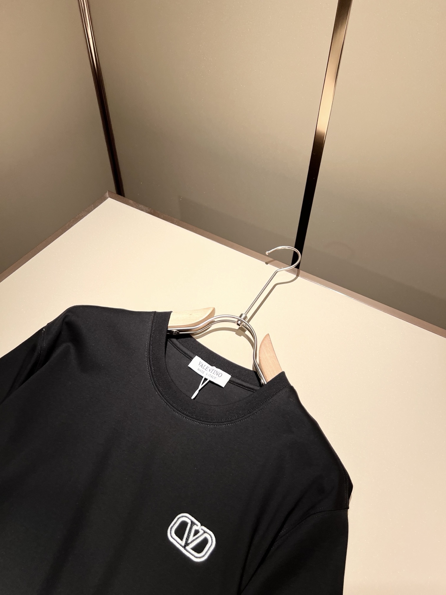  VALENTI*O华伦*奴～柜台款、2025春夏新款短袖T恤，胸前logo刺绣设计！简单时尚而年轻，百