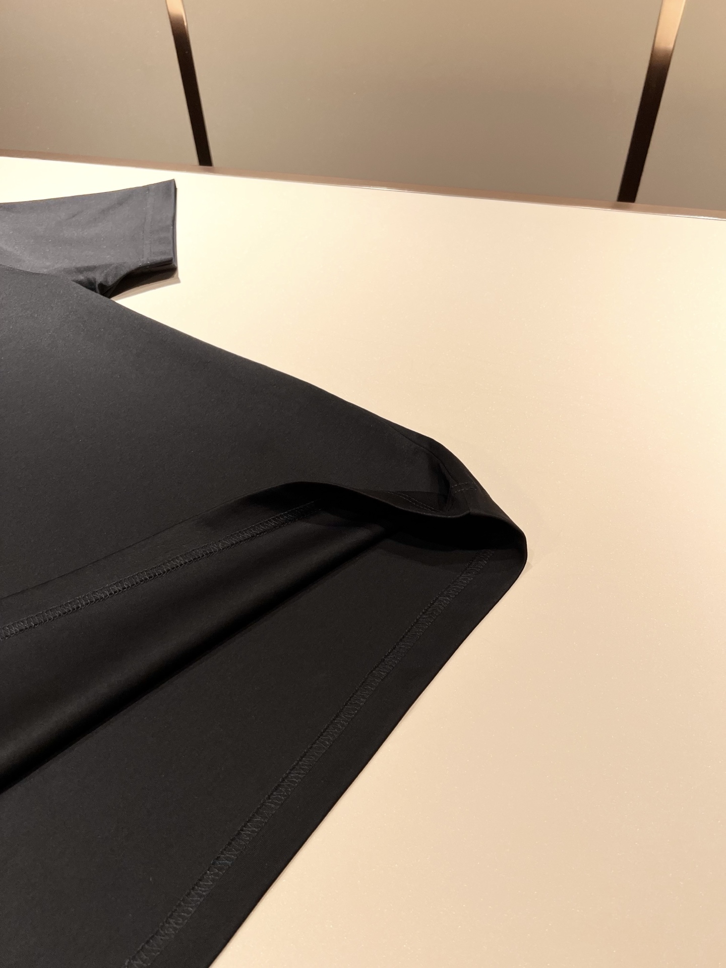  VALENTI*O华伦*奴～柜台款、2025春夏新款短袖T恤，胸前logo刺绣设计！简单时尚而年轻，百