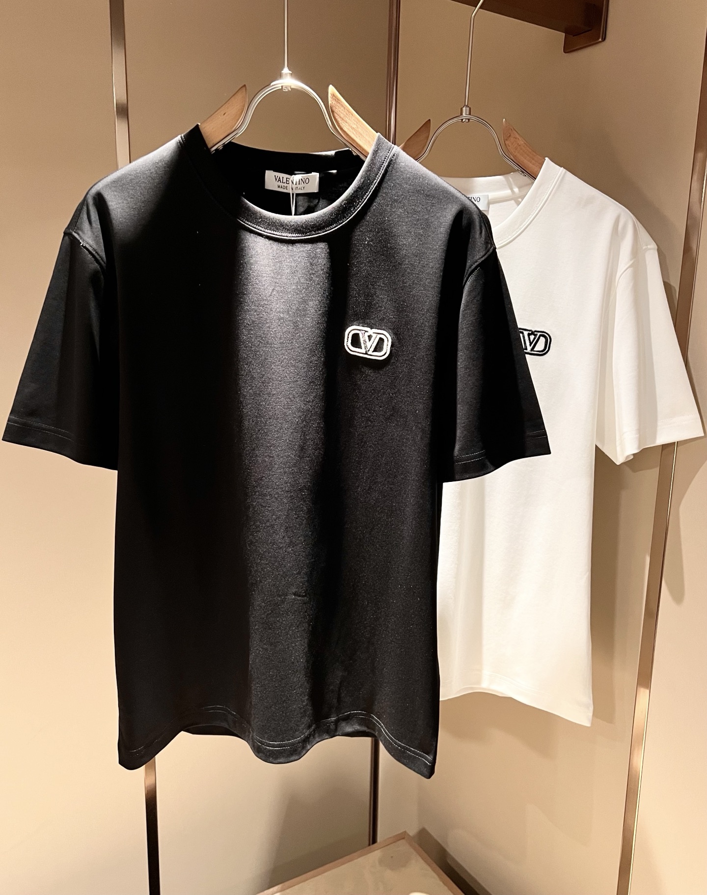  VALENTI*O华伦*奴～柜台款、2025春夏新款短袖T恤，胸前logo刺绣设计！简单时尚而年轻，百