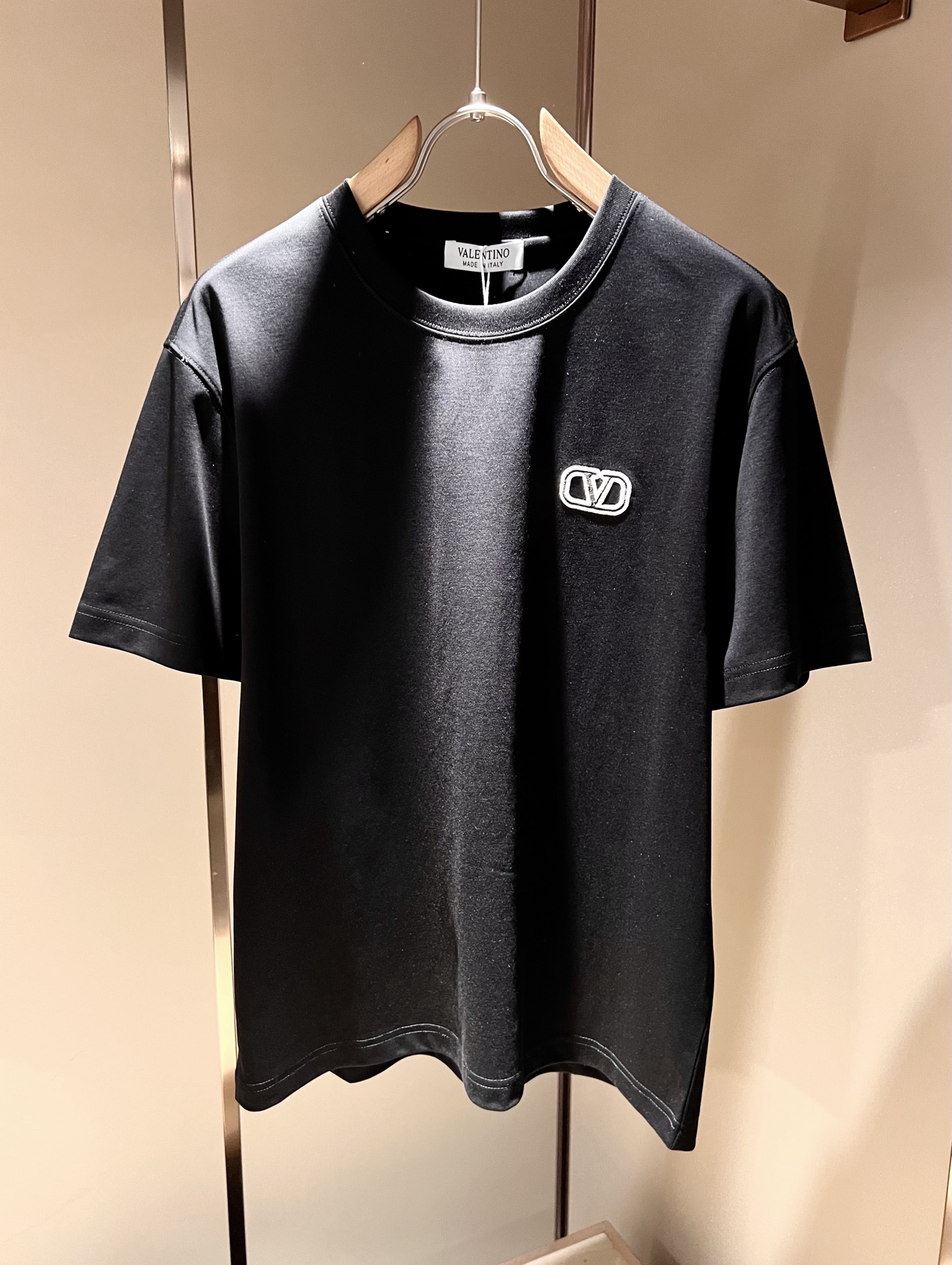  VALENTI*O华伦*奴～柜台款、2025春夏新款短袖T恤，胸前logo刺绣设计！简单时尚而年轻，百