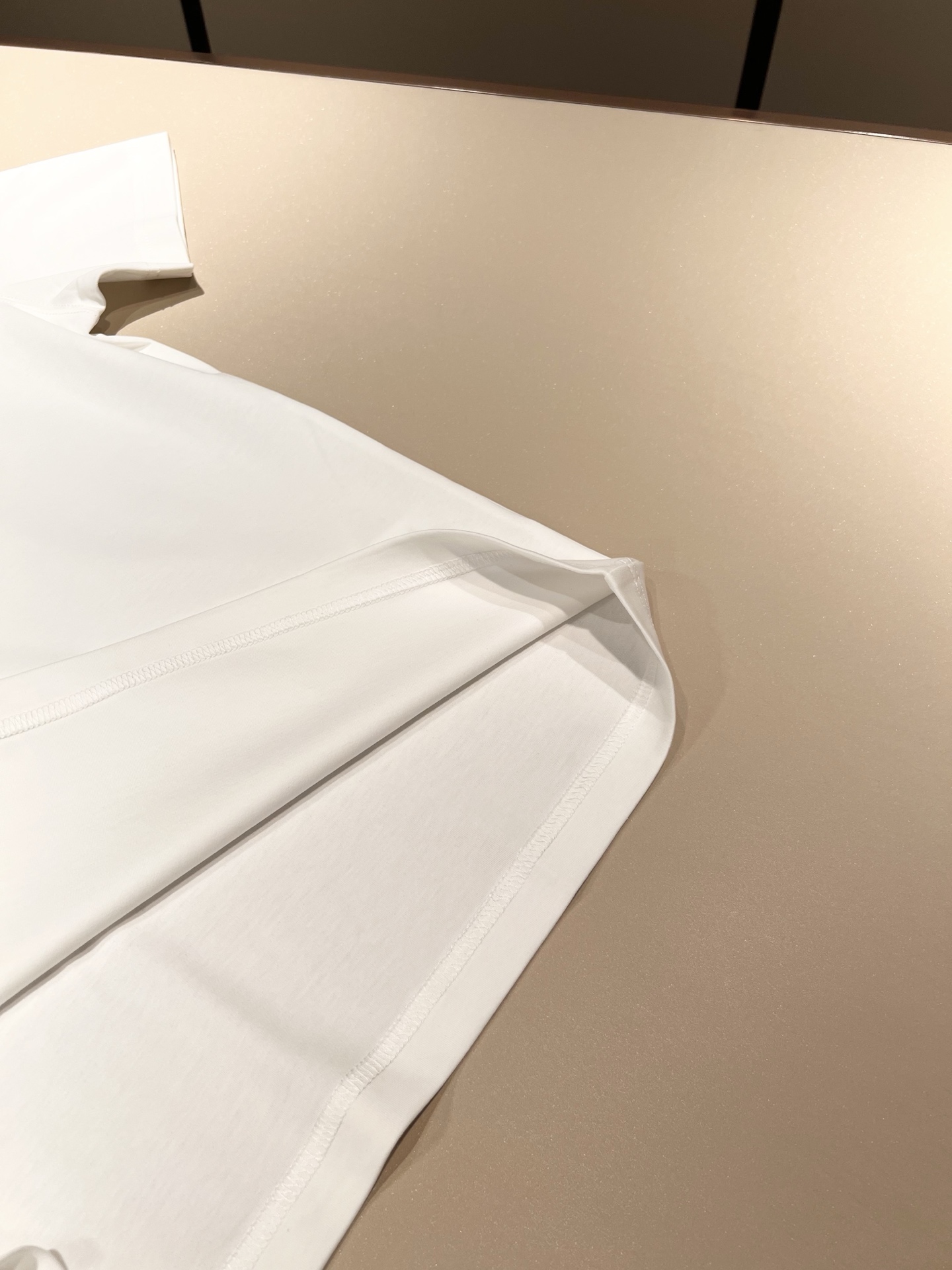  VALENTI*O华伦*奴～柜台款、2025春夏新款短袖T恤，胸前logo刺绣设计！简单时尚而年轻，百