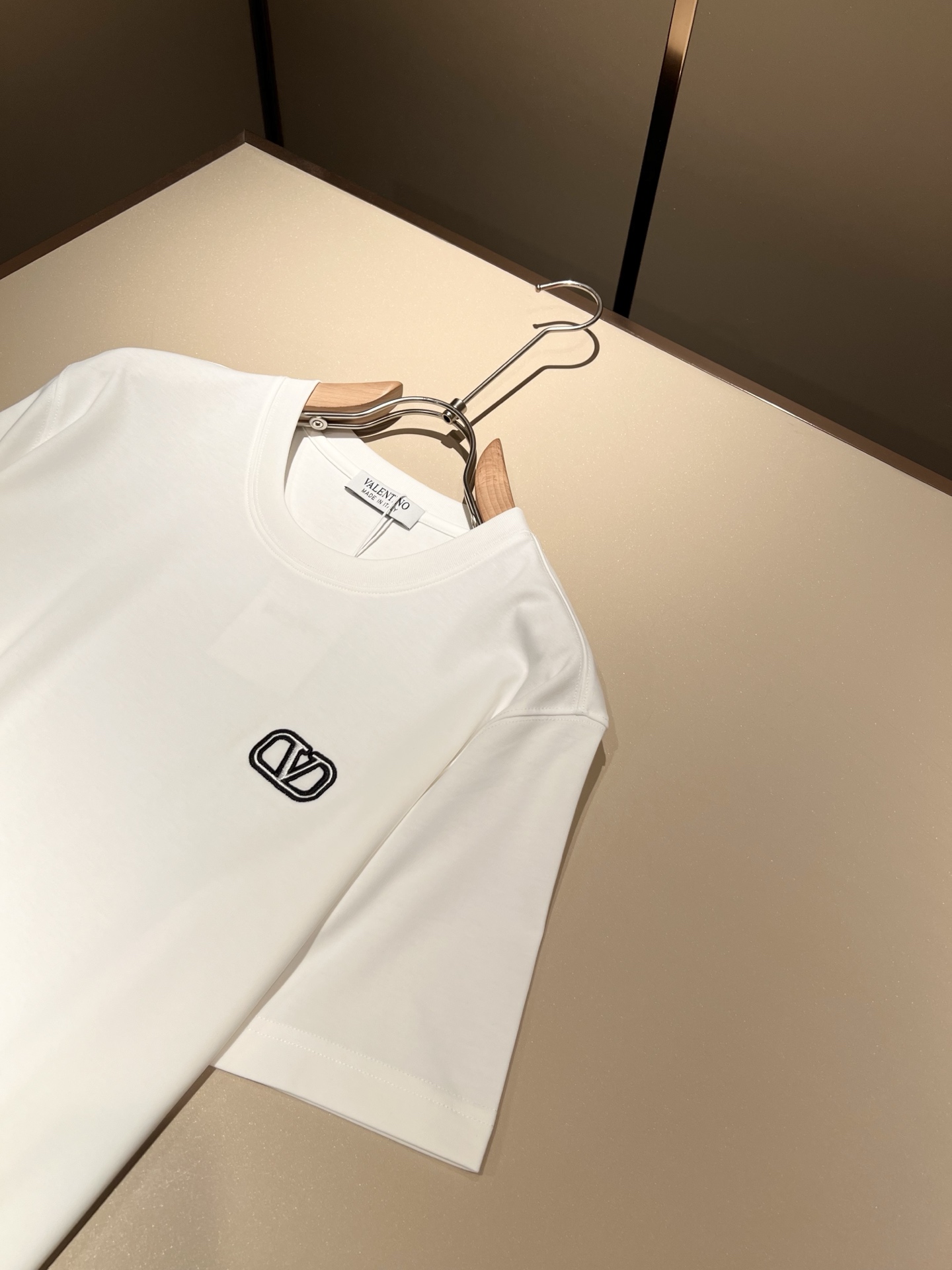  VALENTI*O华伦*奴～柜台款、2025春夏新款短袖T恤，胸前logo刺绣设计！简单时尚而年轻，百