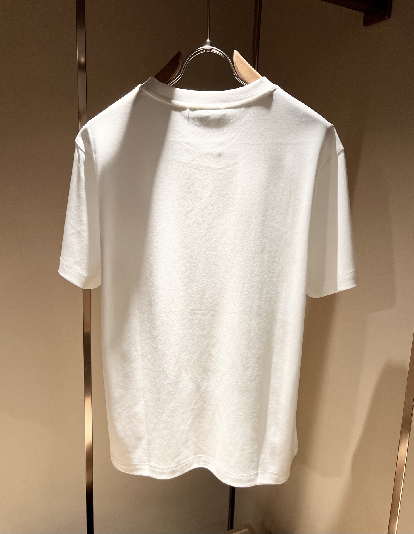  VALENTI*O华伦*奴～柜台款、2025春夏新款短袖T恤，胸前logo刺绣设计！简单时尚而年轻，百