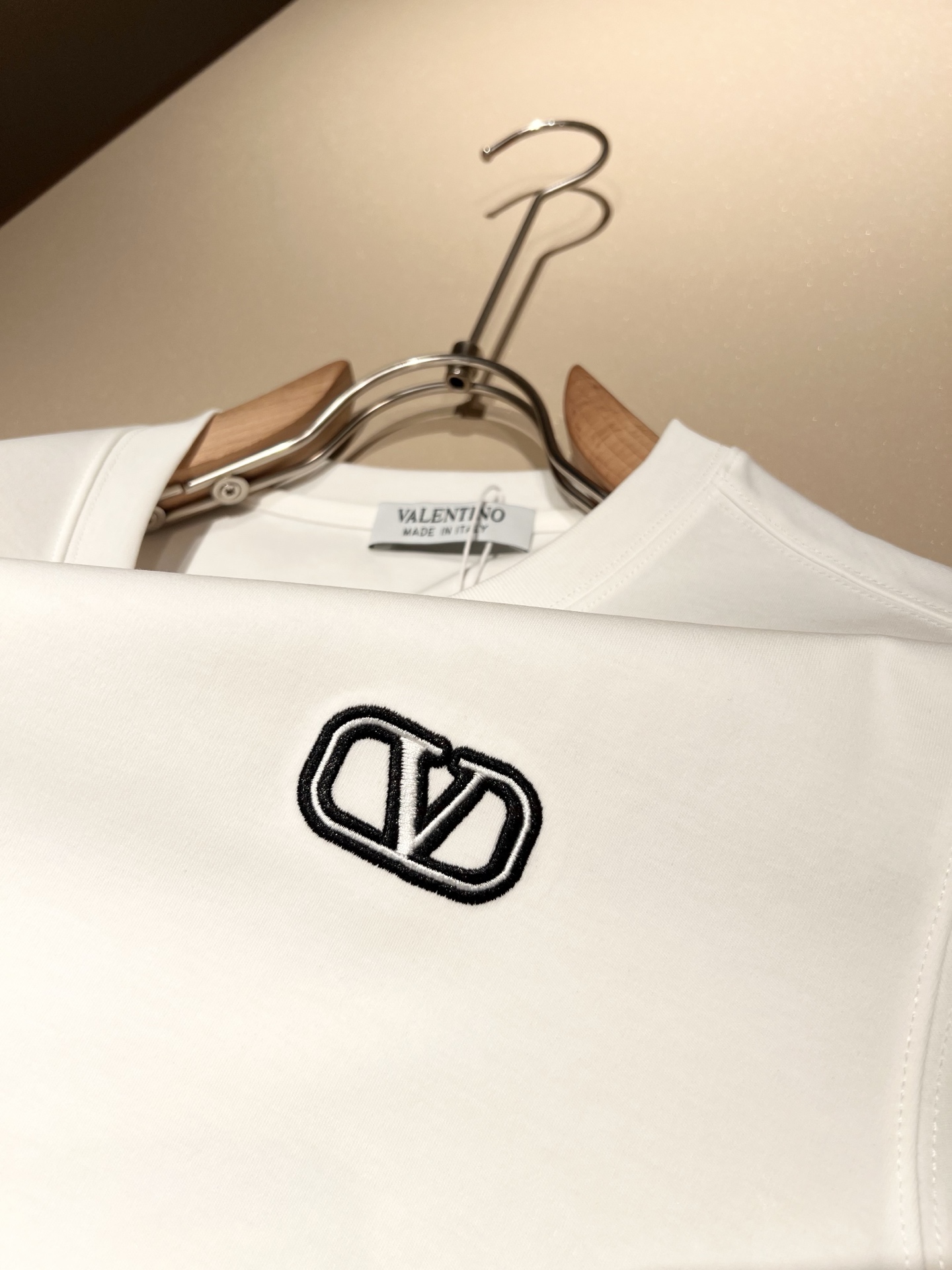  VALENTI*O华伦*奴～柜台款、2025春夏新款短袖T恤，胸前logo刺绣设计！简单时尚而年轻，百