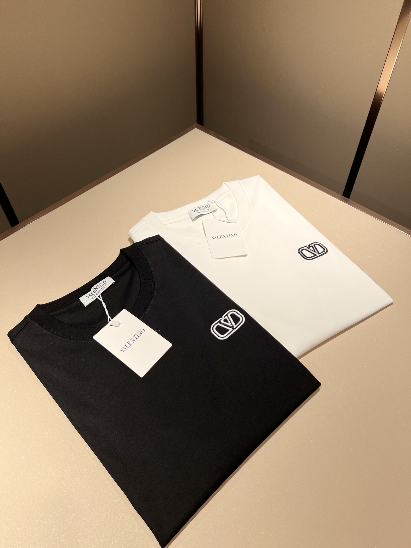  VALENTI*O华伦*奴～柜台款、2025春夏新款短袖T恤，胸前logo刺绣设计！简单时尚而年轻，百