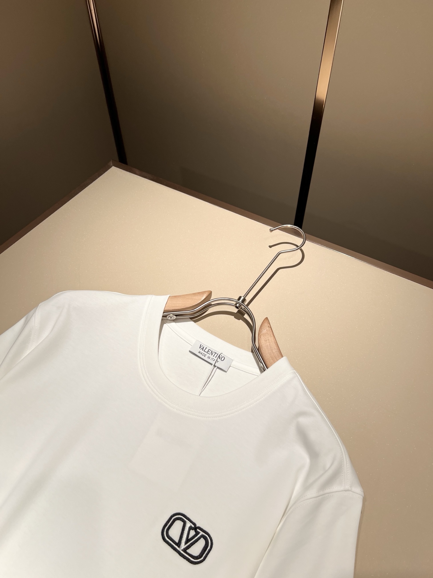  VALENTI*O华伦*奴～柜台款、2025春夏新款短袖T恤，胸前logo刺绣设计！简单时尚而年轻，百