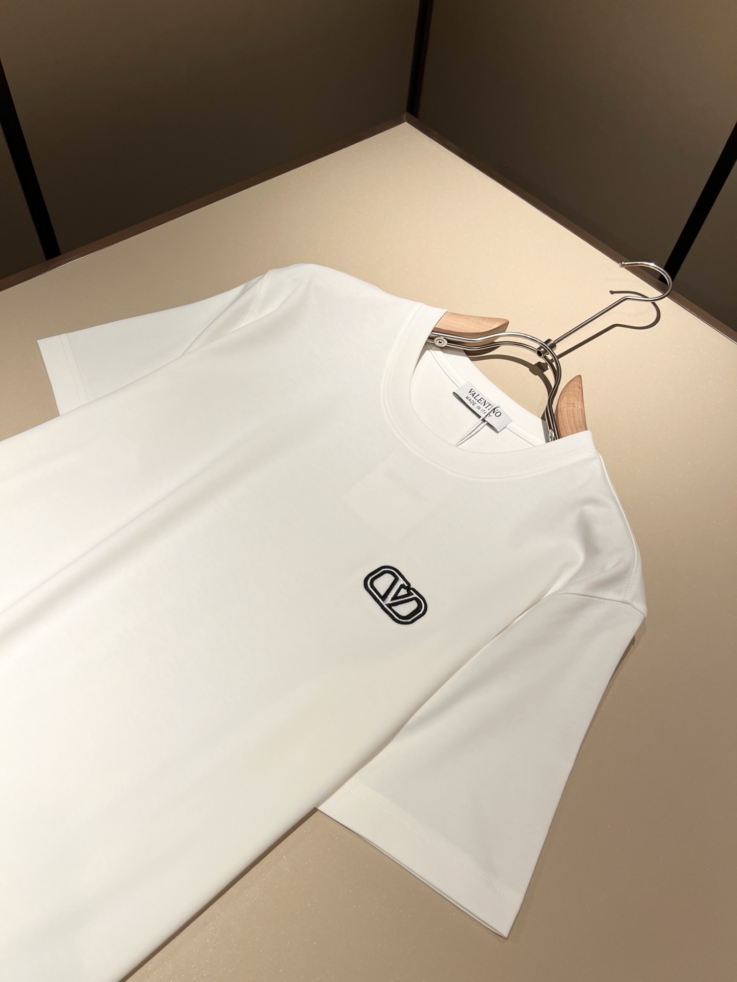  VALENTI*O华伦*奴～柜台款、2025春夏新款短袖T恤，胸前logo刺绣设计！简单时尚而年轻，百