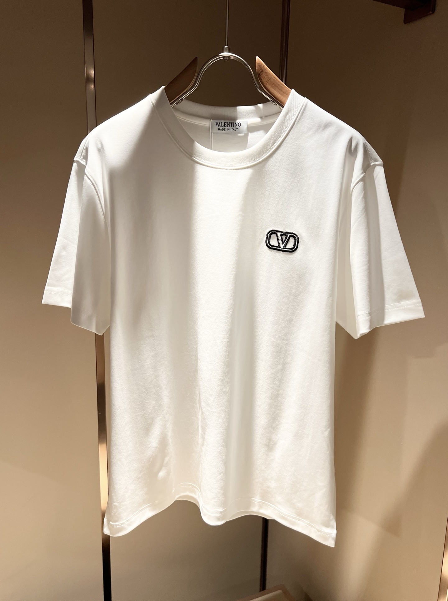  VALENTI*O华伦*奴～柜台款、2025春夏新款短袖T恤，胸前logo刺绣设计！简单时尚而年轻，百