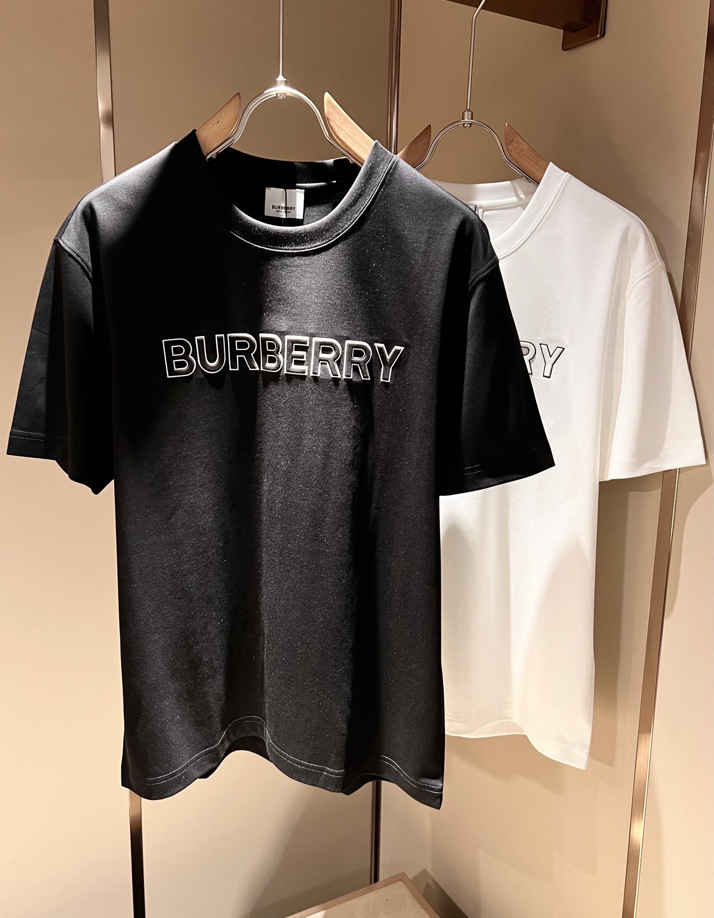BURBER*Y巴*莉2025春夏新品男女同款👫短袖T恤,重磅来袭,最近比较火热的环保纯棉面料制作而成