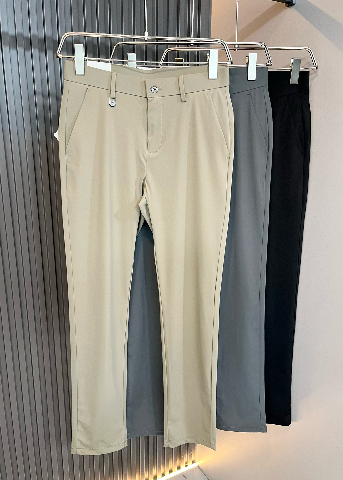 NO:445030,BC-Brunello Cucineli Spring and summer new men's fashion high-end casual trousers, Hong Kong foreign business channel goods, original Japanese production, pure blood quality, perfectly continues the essence and genes of LOE*'s home. From the main fabric to the detailed craftsmanship, all show the ingenuity of quality, use multiple brand elements to interpret, and choose precious materials to build a hardware logo design!  Identity manifestation that belongs to the soul!  Customers supply high-end imported elastic spandex fabrics, very high-end and fashionable detailed craftsmanship, red ear cloth is completed by a specific antique loom, this element represents a very worthy of careful taste and pleasant experience!  In terms of matching, it is invincible and explains the versatility in place, with ingenious details and exquisite accessories. The auxiliary materials are all provided by foreign merchants. They are tailored and slim, and the upper body is lifted with an excellent effect. They are a styling item that is hard to come by!  Size 30-40, brunello cucinelli,loewe,alexander wang19860909BC-Brunello Cucineli 春夏新品男士时装款高端休闲西裤,香港洋行渠道货,日本原厂出品,纯血统品质,完美延续了LOE*家的精髓与基因,从主体面料到细节工艺,无不彰显出品质的匠心所在,运用多个品牌元素标识来诠释,选取矜贵的材质构建五金logo设计！属于灵魂式的身份彰显！客供高级进口弹力氨纶面料,非常高级且时髦的细节工艺,赤耳布是由特定古董织布机完成,此元素代表非常值得细品悦人！在搭配上所向无敌,把百搭阐释到位,细节匠心考究,辅料皆为外商客供,剪裁合体修身,上身提臀效果绝佳,可遇而不可求的造型单品！尺码30-40,,brunello cucinelli,loewe,alexander wang,Men's clothing