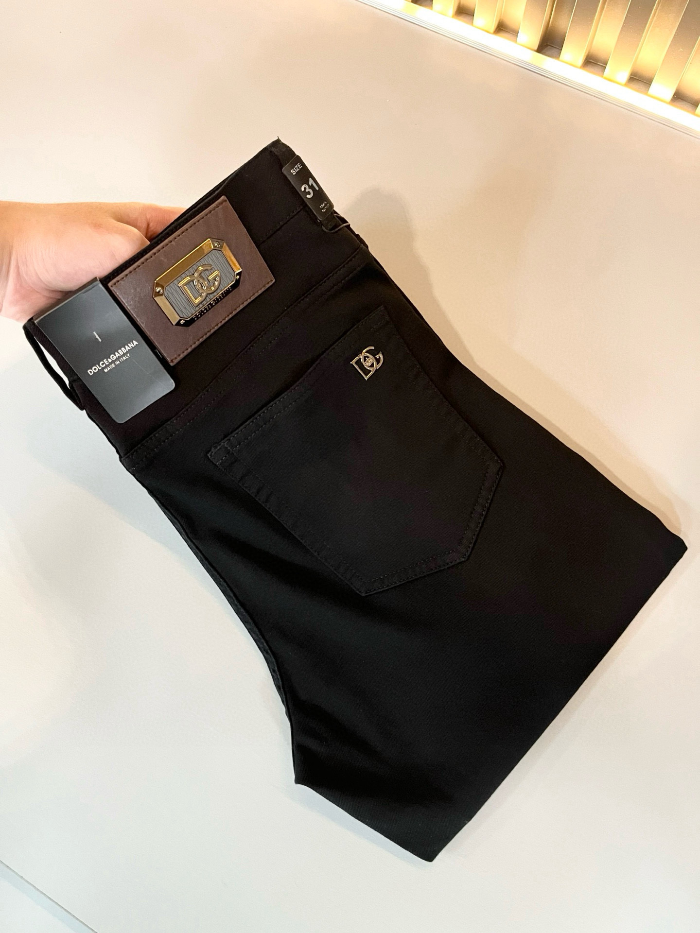 NO:445035,Dolce & Dolce*na is a new spring and summer jeans. It is naturally not easy to deform and decolorize with water washing. The three-dimensional tailoring is perfectly shaped. The fabric is comfortable, soft and casually matched. Comfort means its interpretation of fashion and leisure. DG's consistent style reflects the brand's pursuit of quality, with a bit of hedonist flavor, pays great attention to details, likes everything that is not formulaic, pursues freedom. The style of Dolce & GABB*NA is very unique. At the beginning of the business, it insists on making plates and designing logo logo designs!  For the fashion industry that paid attention to the show at that time, it was quite unique. Size 29-40, Dolce & Gabbana, Dolce & Gabbana, jeans, alexander wang19860909Dolce & 杜嘉*纳 春夏新品牛仔裤,水洗处理自然不易变形脱色、立体剪裁完美塑形面料质舒适柔软随意搭配、舒适代表它对时尚休闲的诠释是DG一贯作风细节处体现这个品牌对品质的追求,带点享乐主义者的味道,非常注重细节,喜欢一切非公式化的东西,追求自由杜嘉班纳 (DOLCE&GABB*NA) 的作风非常独特,创业之初坚持自己制版、设计标识logo腰牌设计！对于当时讲究排场的时装界,是相当独树一格的.尺码29-40,,Dolce&Gabbana,Dolce&Gabbana,jeans,alexander wang,Men's clothing