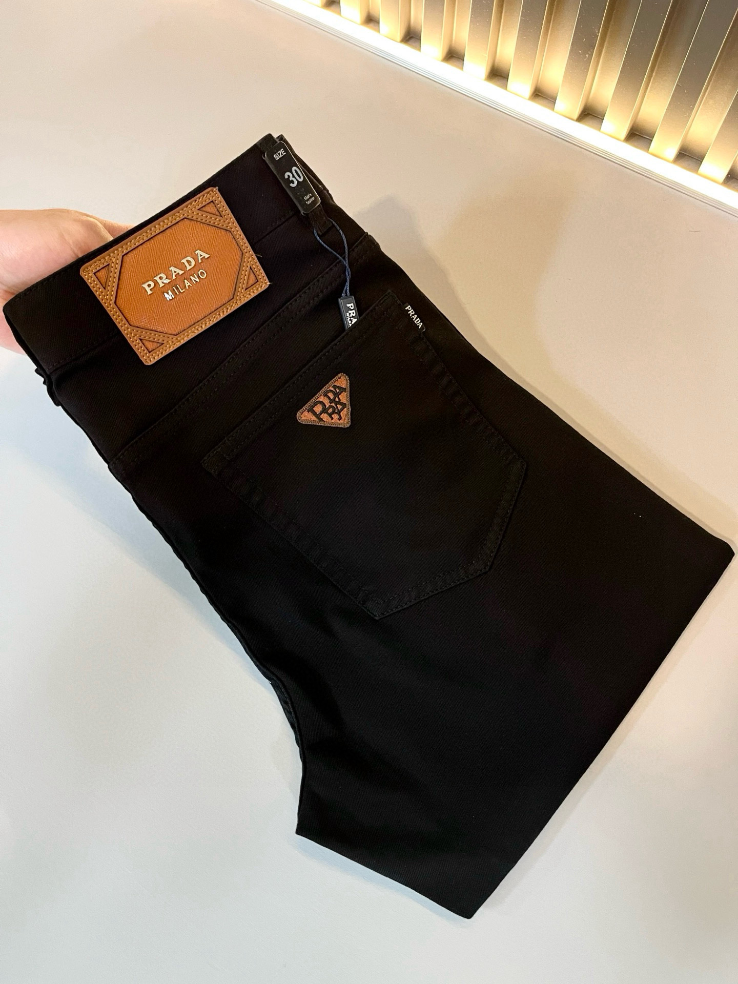 NO:445040,PRA*DA New products for spring and summer are on sale!  Denim is high-end, versatile and pragmatic, and not sensational!  Limited editions in Hong Kong, Macao and Taiwan!  !  Three-dimensional cut cotton material!  The Taiwan foreign trade company undertakes the exquisite and delicate materials, which seems to be Prada's patented high-quality custom-made original hardware logo design!  Not only in the material, color and style, the life philosophy behind the design just fits the dual mentality of modern people's pursuit of personal practicality and fashion aesthetics, and achieves a perfect balance between function and aesthetics. It is not only the display of fashion trends, but also the ultimate of modern aesthetics. P's vision does not limit the indispensable components of the core value of fashion brands, another alternative to mature styles and sizes 29-40, prada, prada, alexander wang19860909PRA*DA 普拉达 春夏新品发售！牛仔高级百搭实用主义不哗众取宠！港澳台地区限定款！！立体裁剪纯棉材质！台湾外贸公司承接、材质精致细腻似乎是普拉达专利品质上乘 定制原版五金logo设计！不仅在材料、颜色与款式工夫,设计背后的生活哲学正巧契合现代人追求切身实用与流行美观的双重心态,在机能与美学之间取得完美平衡,不但是时尚潮流的展现,更是现代美学的极致.P的视野并没有局限时尚品牌核心价值中不可或缺的组成部分、的另一种选择替代风格成熟、尺码29-40,,prada,prada,alexander wang,Men's clothing