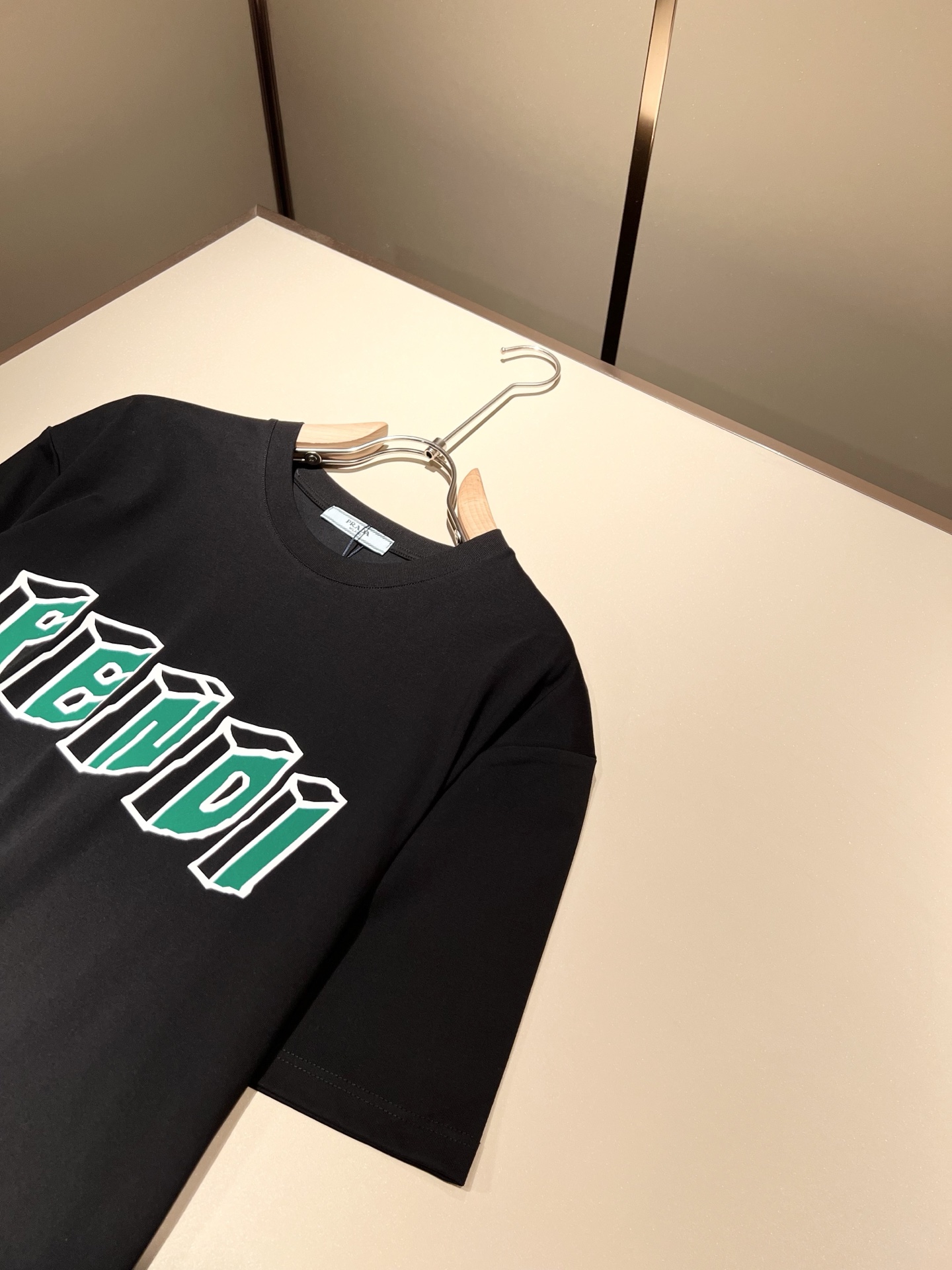   FEN*I 芬*迪2025春夏新款FD家族FF男女同款👫短袖T恤，男女同款👫百搭极简短袖。意大利原厂