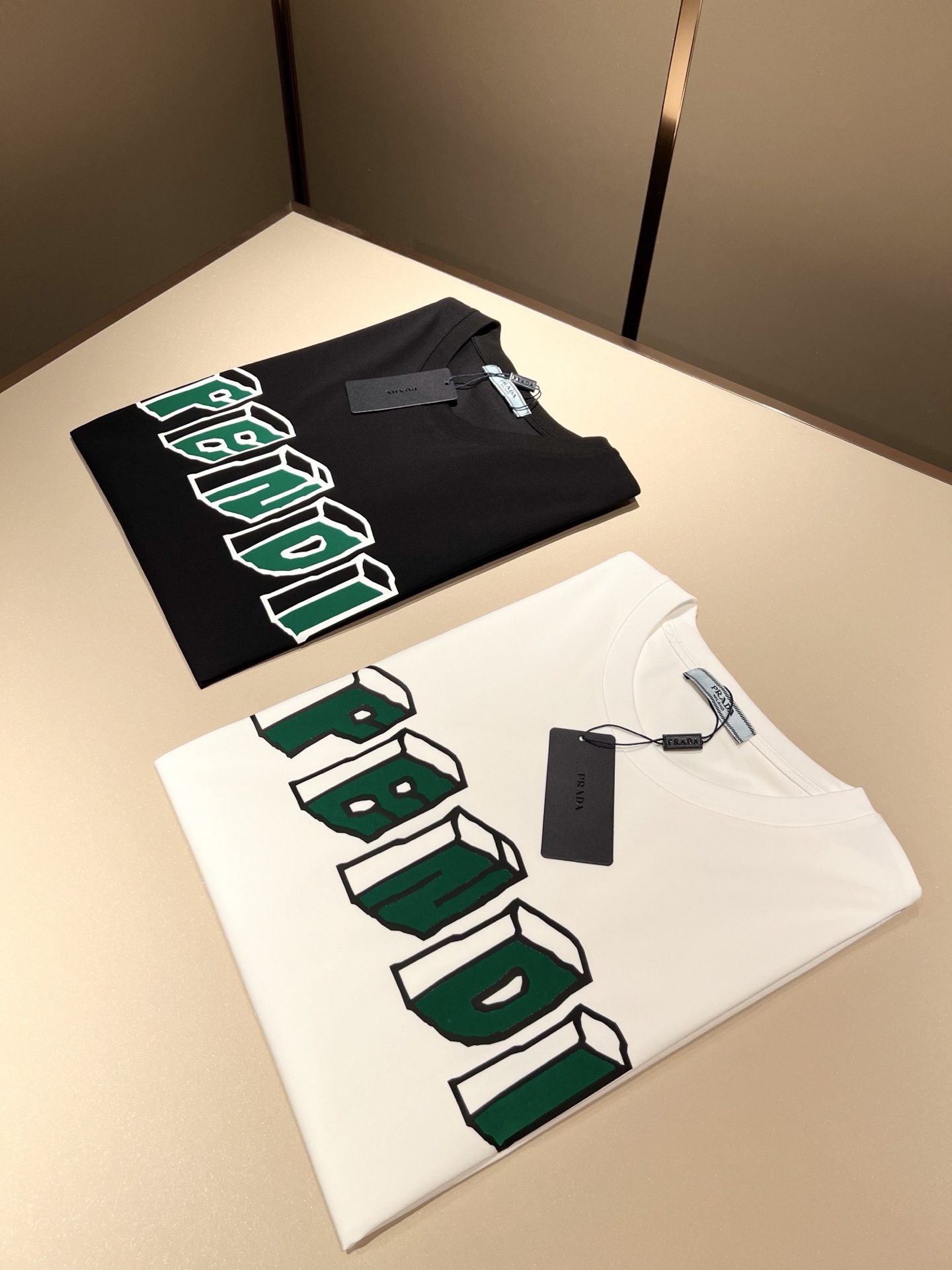   FEN*I 芬*迪2025春夏新款FD家族FF男女同款👫短袖T恤，男女同款👫百搭极简短袖。意大利原厂