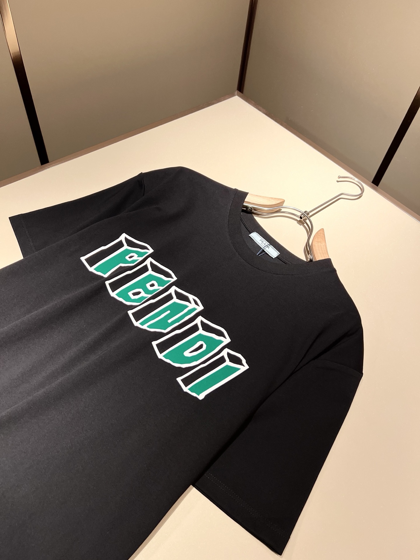   FEN*I 芬*迪2025春夏新款FD家族FF男女同款👫短袖T恤，男女同款👫百搭极简短袖。意大利原厂