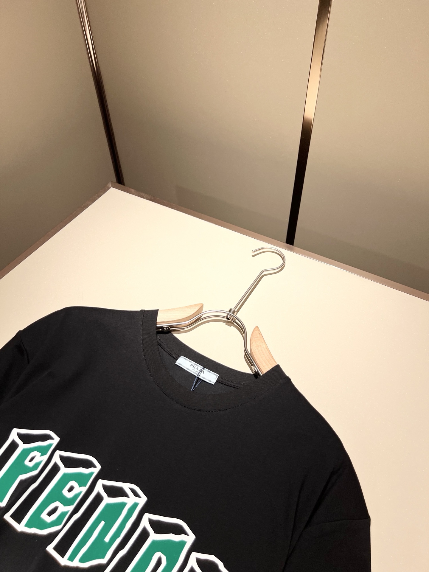   FEN*I 芬*迪2025春夏新款FD家族FF男女同款👫短袖T恤，男女同款👫百搭极简短袖。意大利原厂