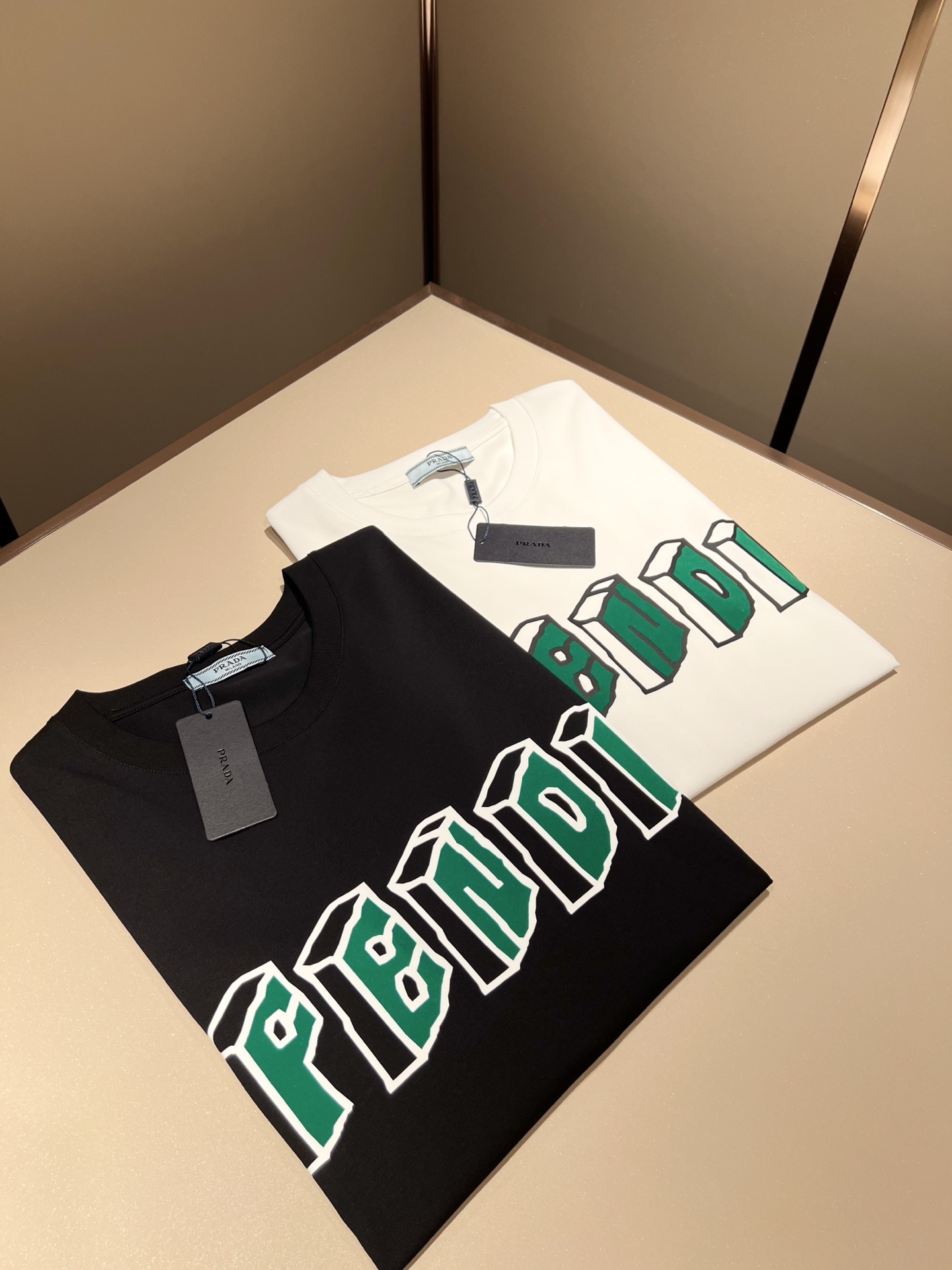   FEN*I 芬*迪2025春夏新款FD家族FF男女同款👫短袖T恤，男女同款👫百搭极简短袖。意大利原厂