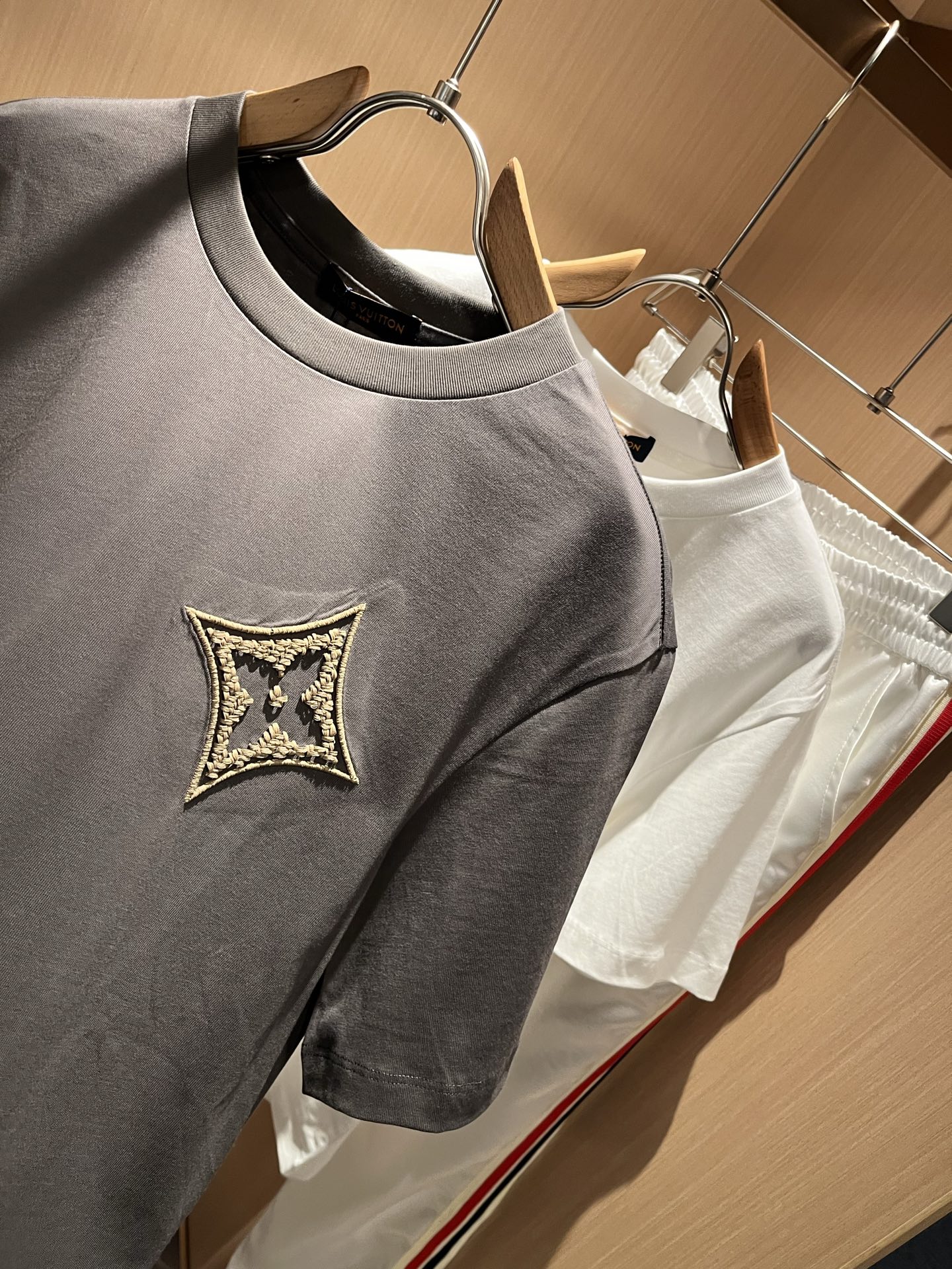  LouisVuitt*路易*登 2025春夏全新系列单品上线，非常时髦前卫的一款男女同款短袖T恤，标识