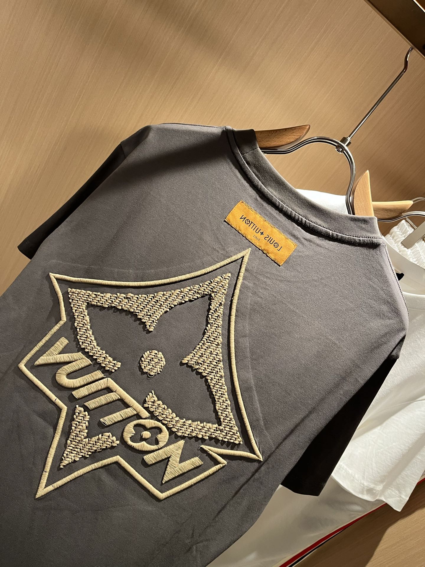  LouisVuitt*路易*登 2025春夏全新系列单品上线，非常时髦前卫的一款男女同款短袖T恤，标识