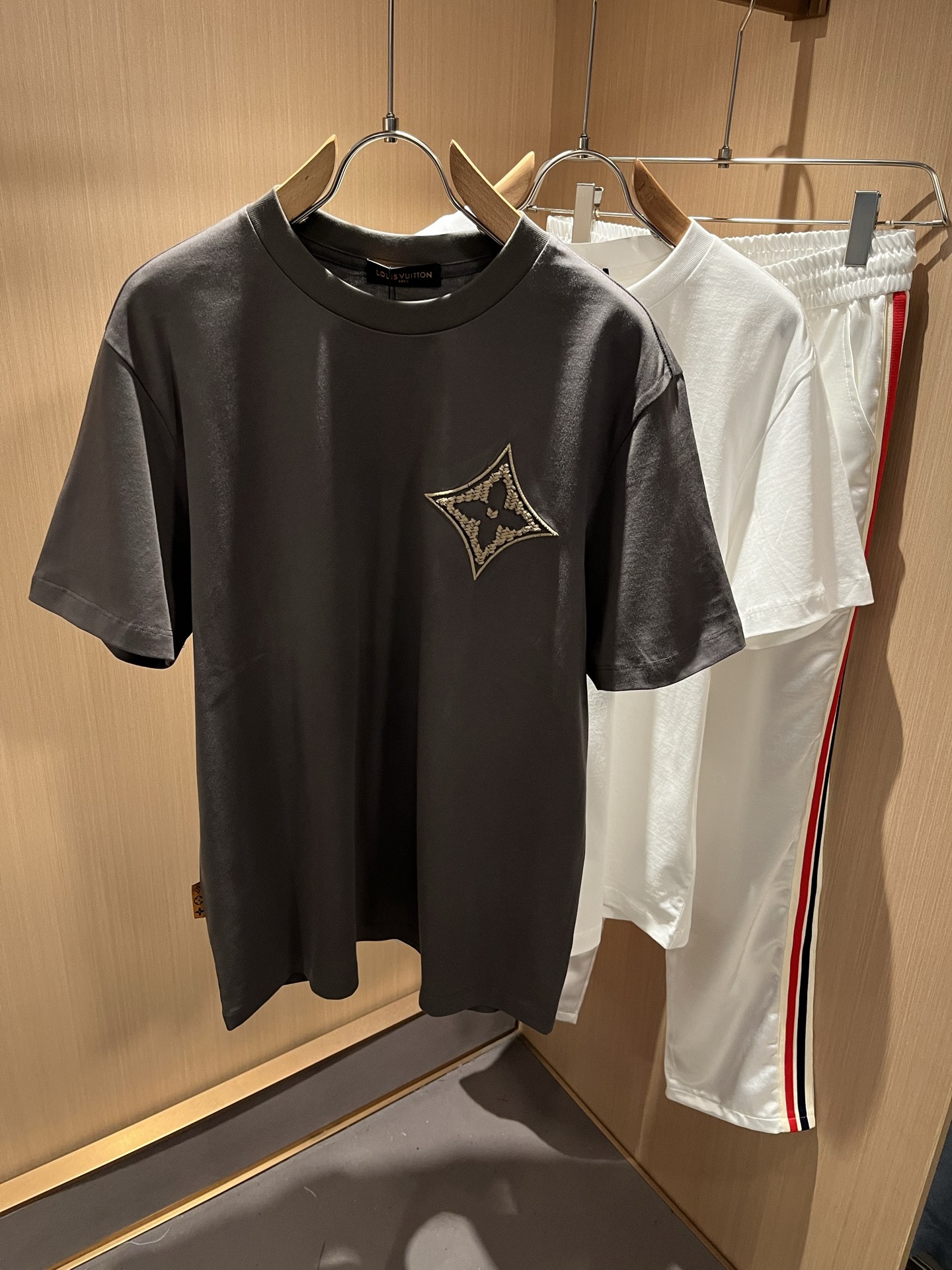  LouisVuitt*路易*登 2025春夏全新系列单品上线，非常时髦前卫的一款男女同款短袖T恤，标识