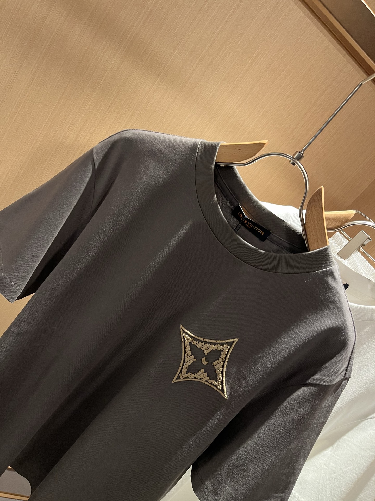  LouisVuitt*路易*登 2025春夏全新系列单品上线，非常时髦前卫的一款男女同款短袖T恤，标识