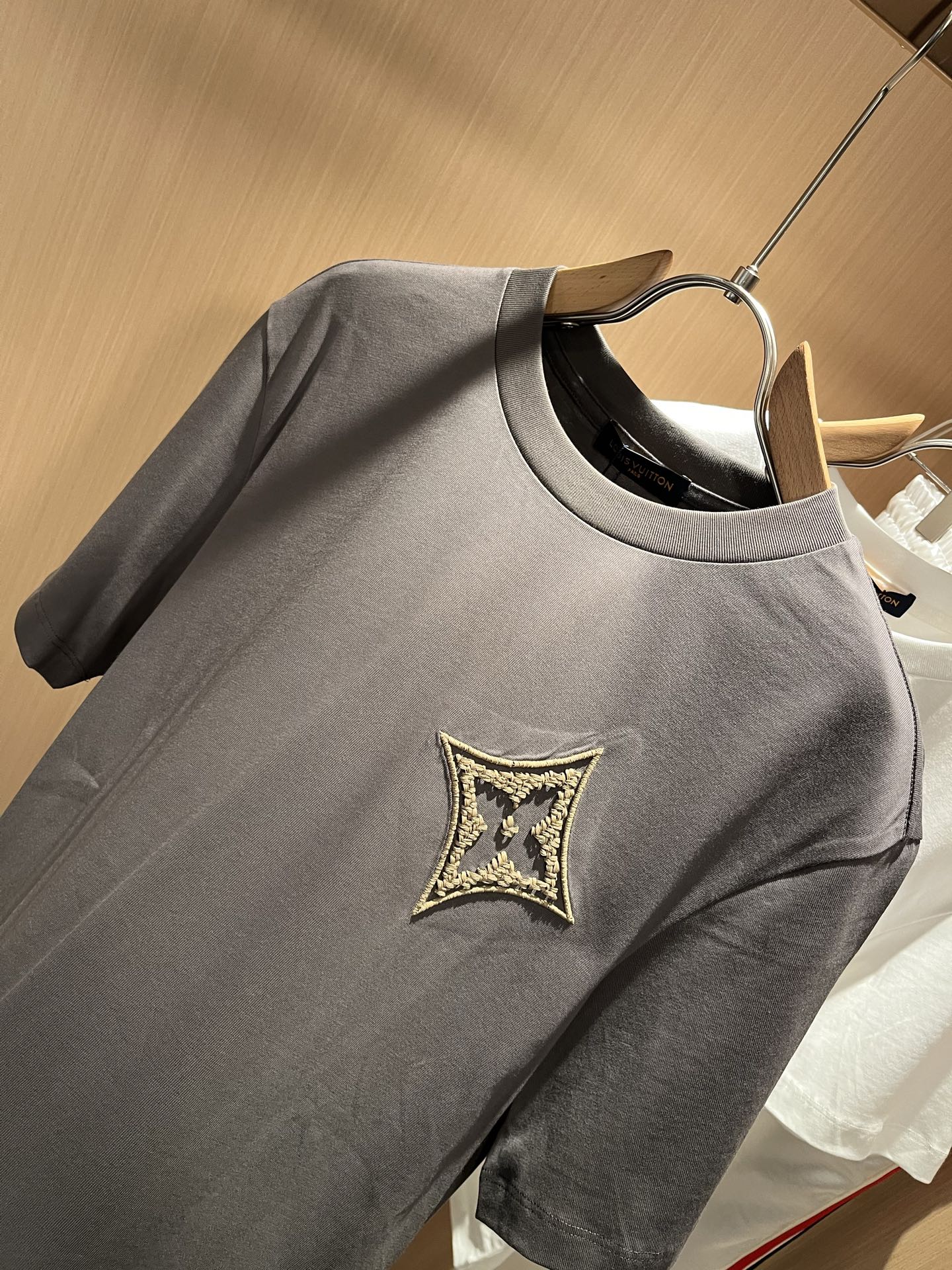  LouisVuitt*路易*登 2025春夏全新系列单品上线，非常时髦前卫的一款男女同款短袖T恤，标识