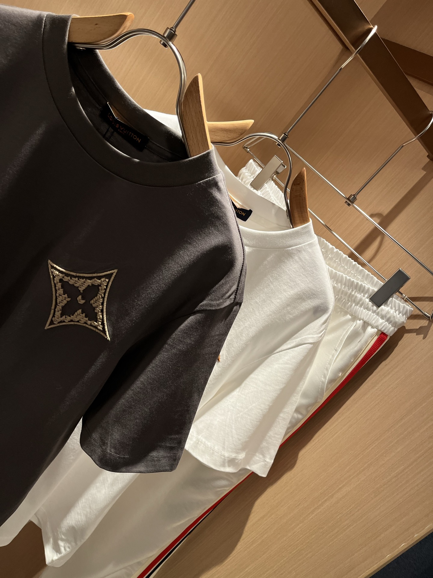  LouisVuitt*路易*登 2025春夏全新系列单品上线，非常时髦前卫的一款男女同款短袖T恤，标识