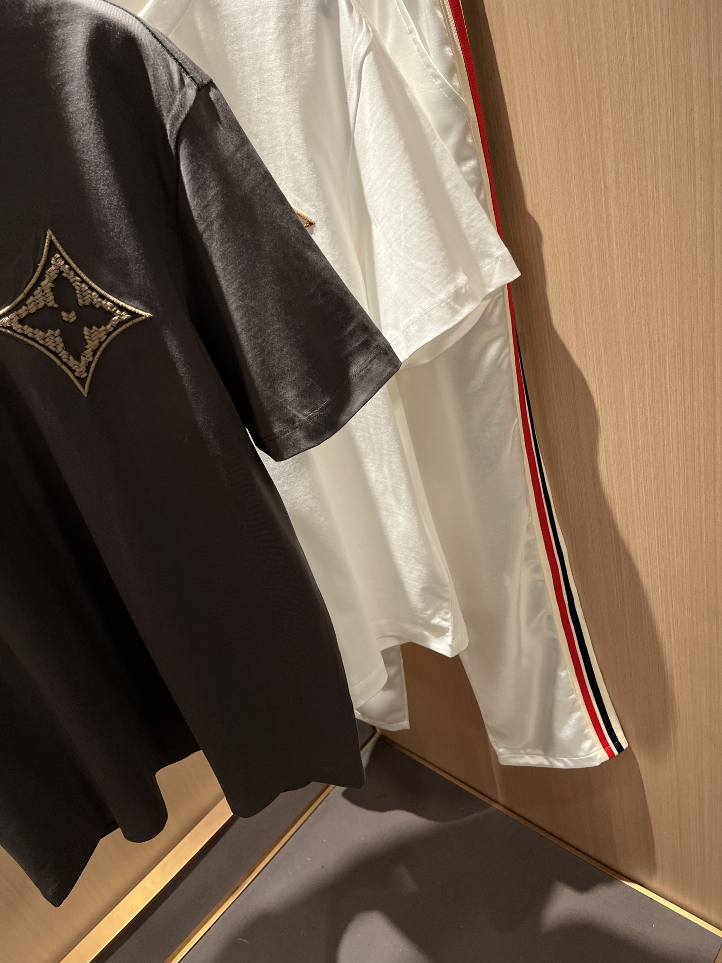  LouisVuitt*路易*登 2025春夏全新系列单品上线，非常时髦前卫的一款男女同款短袖T恤，标识