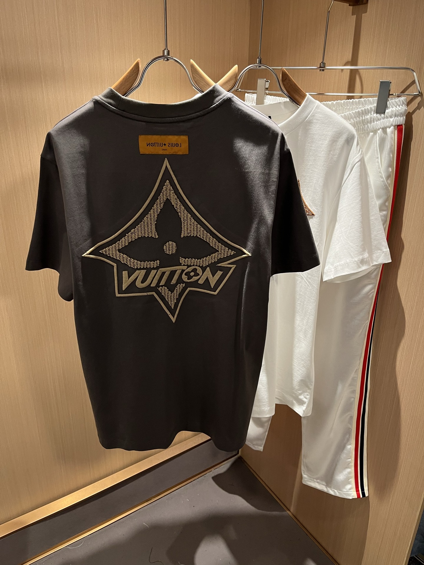  LouisVuitt*路易*登 2025春夏全新系列单品上线，非常时髦前卫的一款男女同款短袖T恤，标识