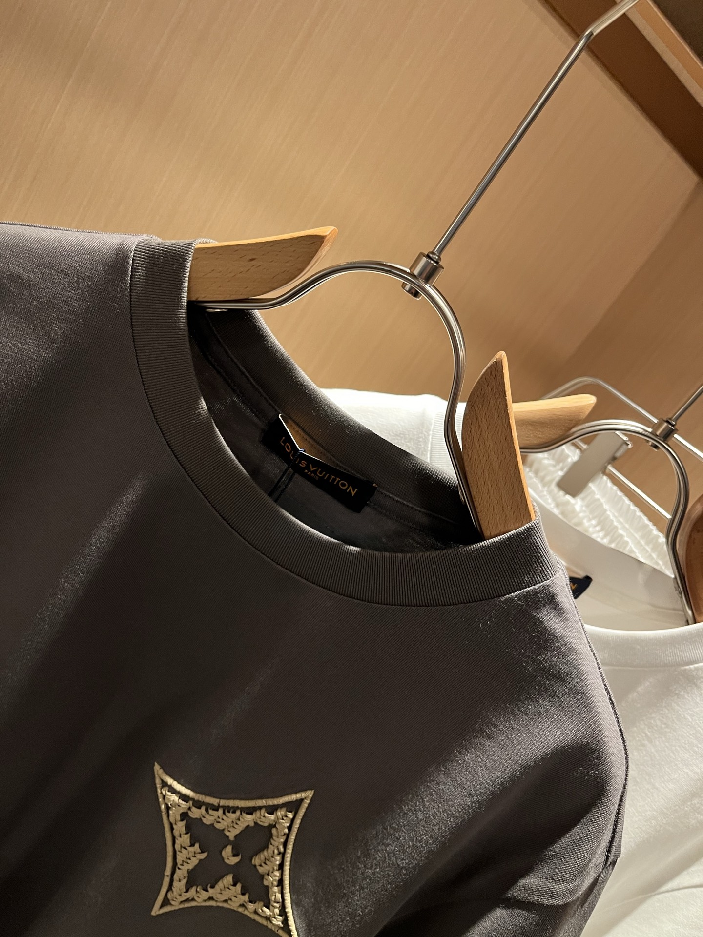  LouisVuitt*路易*登 2025春夏全新系列单品上线，非常时髦前卫的一款男女同款短袖T恤，标识