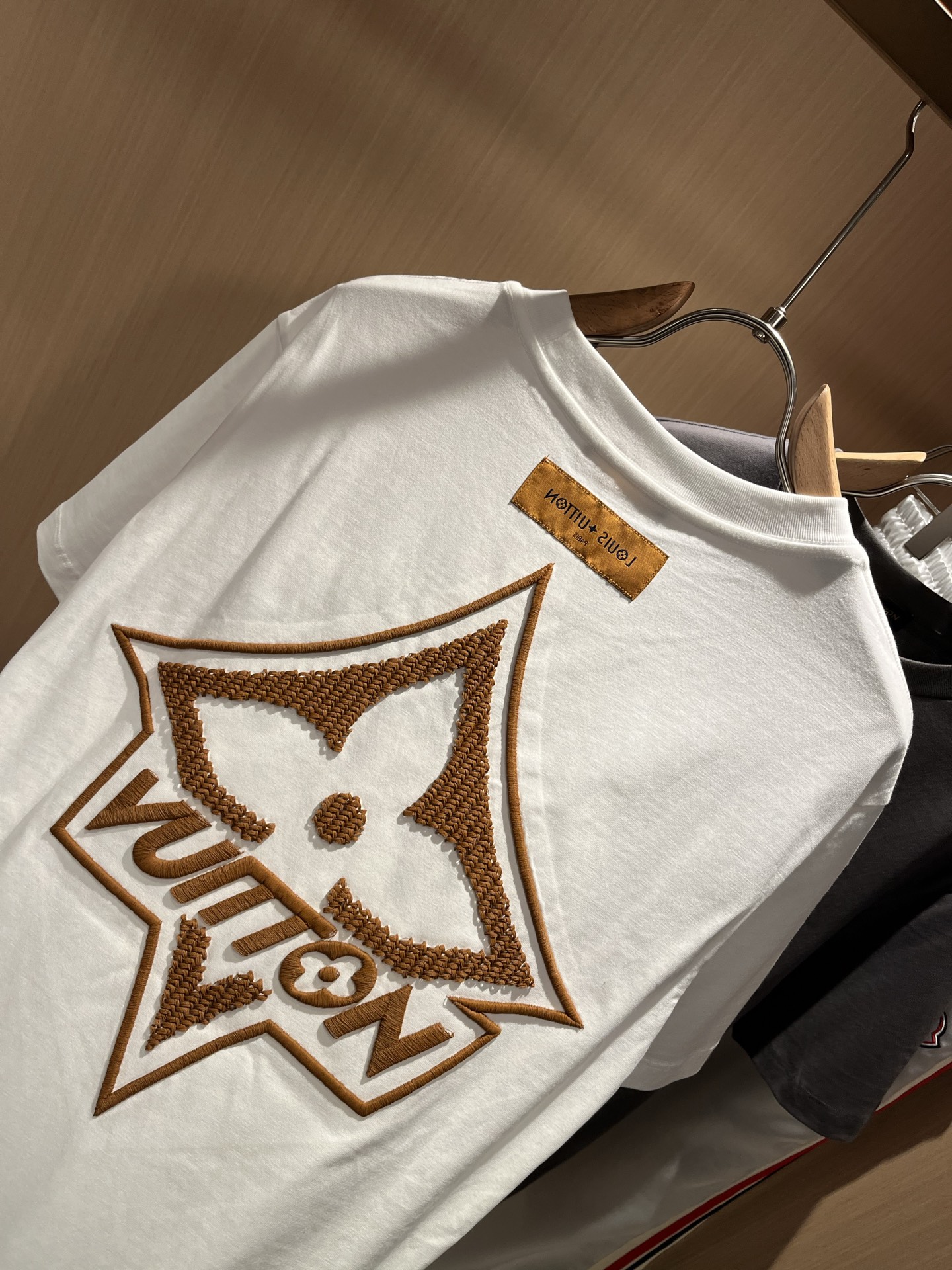  LouisVuitt*路易*登 2025春夏全新系列单品上线，非常时髦前卫的一款男女同款短袖T恤，标识