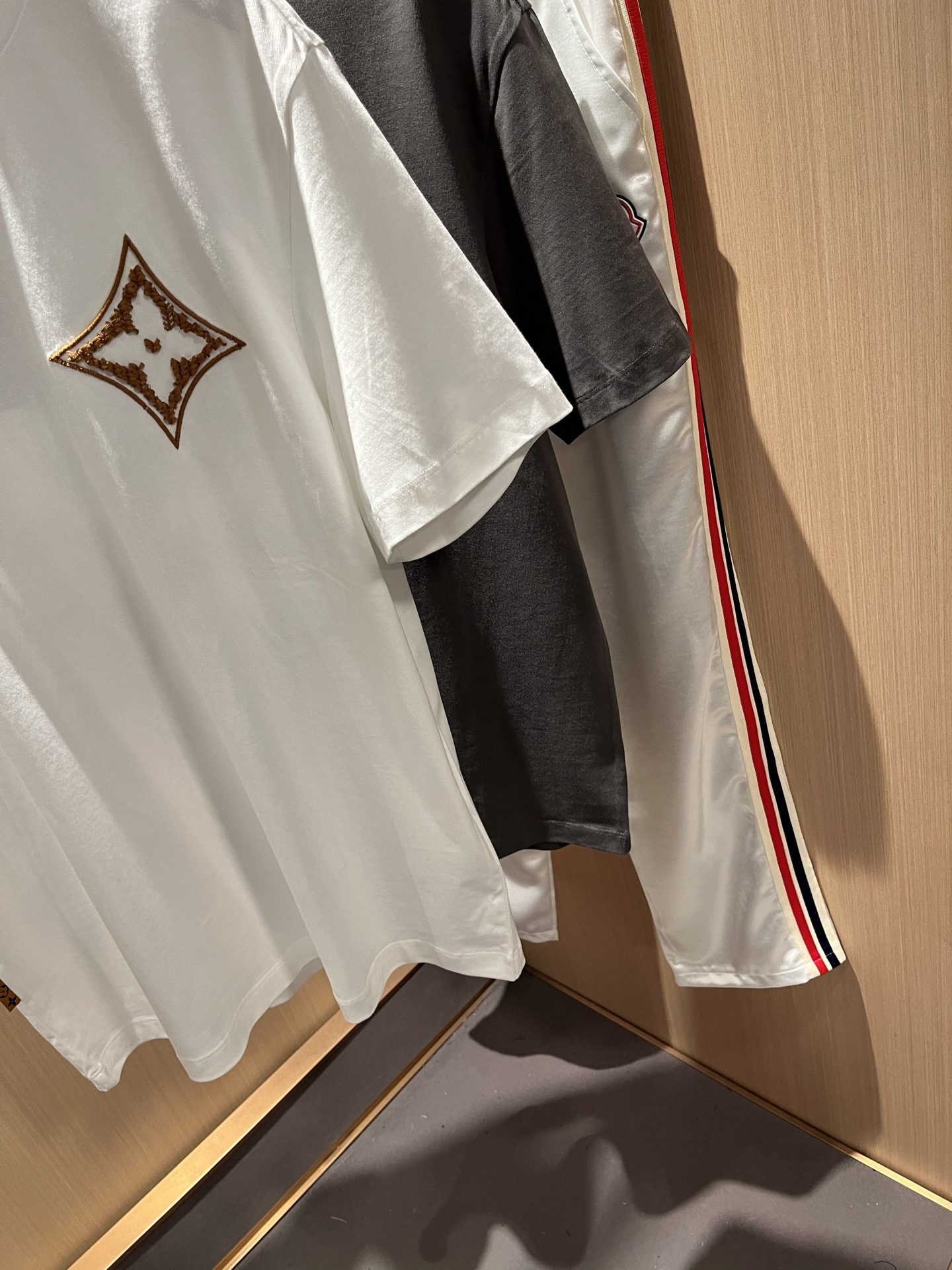  LouisVuitt*路易*登 2025春夏全新系列单品上线，非常时髦前卫的一款男女同款短袖T恤，标识