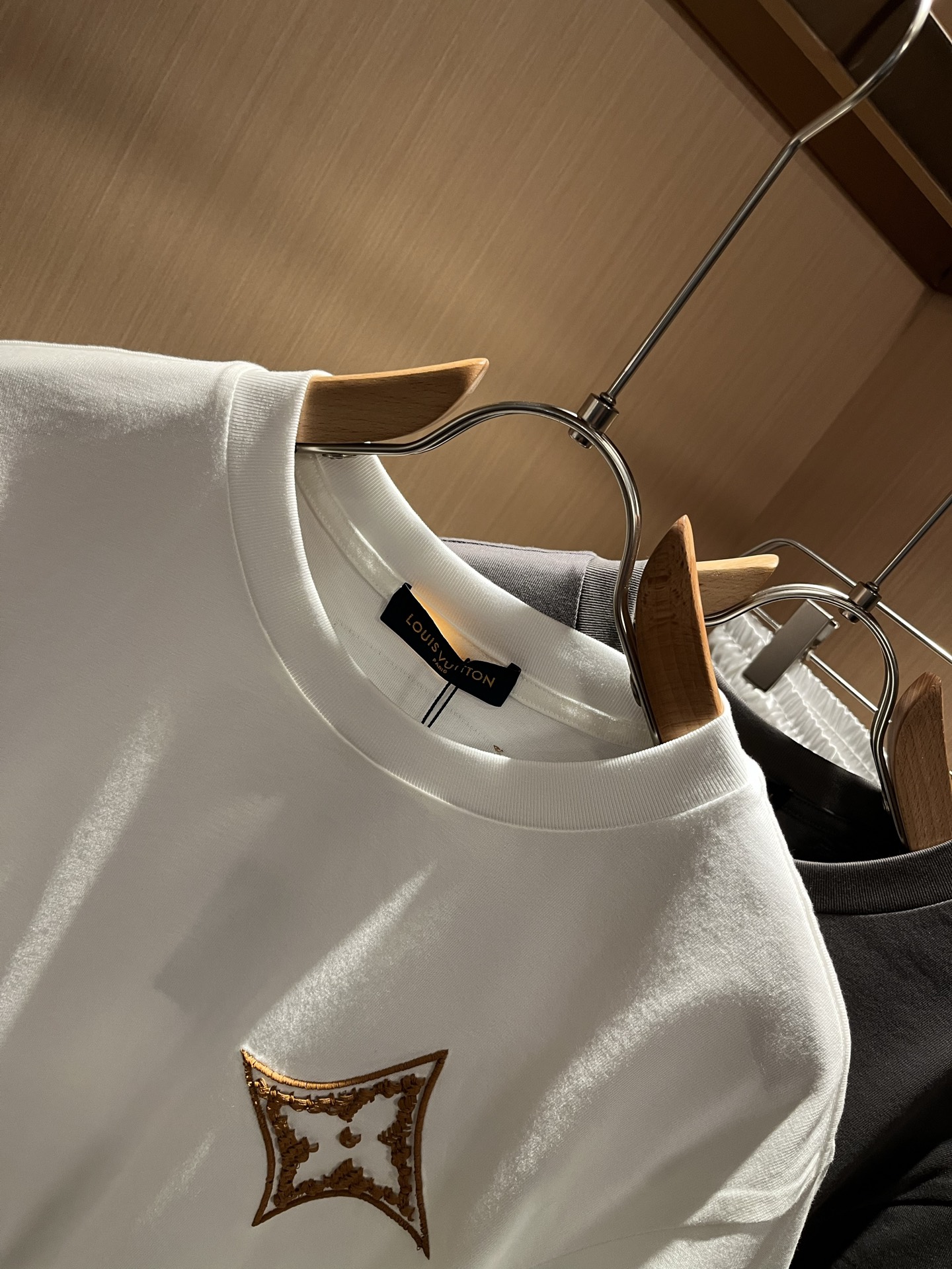  LouisVuitt*路易*登 2025春夏全新系列单品上线，非常时髦前卫的一款男女同款短袖T恤，标识