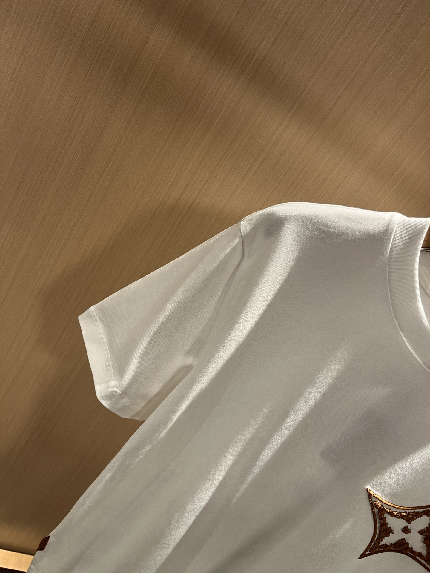  LouisVuitt*路易*登 2025春夏全新系列单品上线，非常时髦前卫的一款男女同款短袖T恤，标识