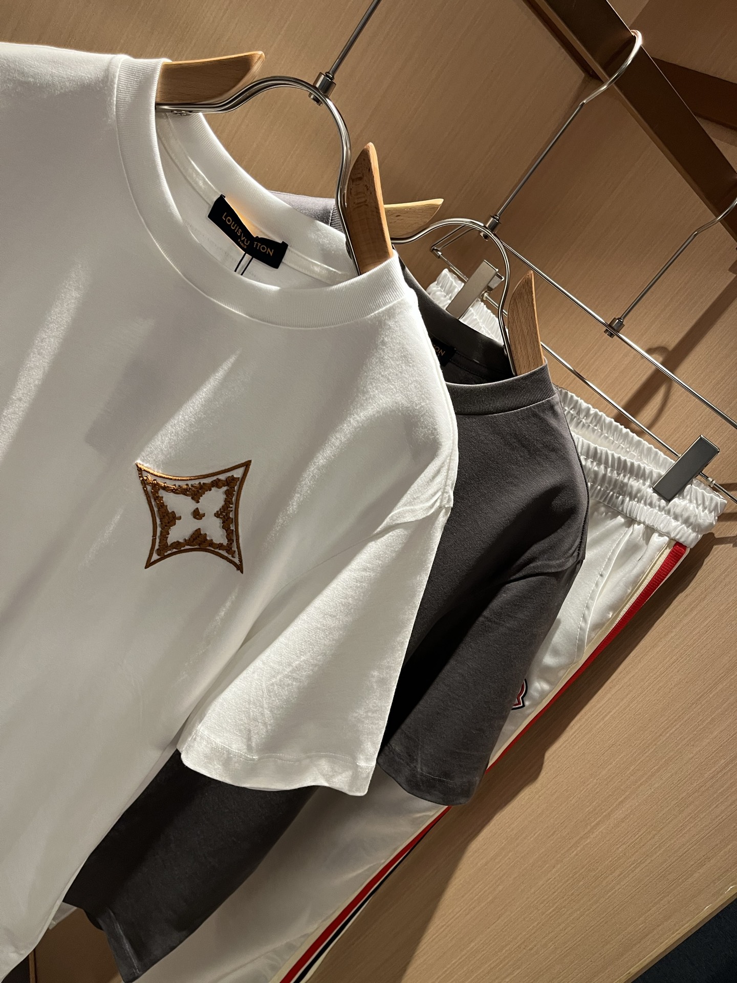  LouisVuitt*路易*登 2025春夏全新系列单品上线，非常时髦前卫的一款男女同款短袖T恤，标识