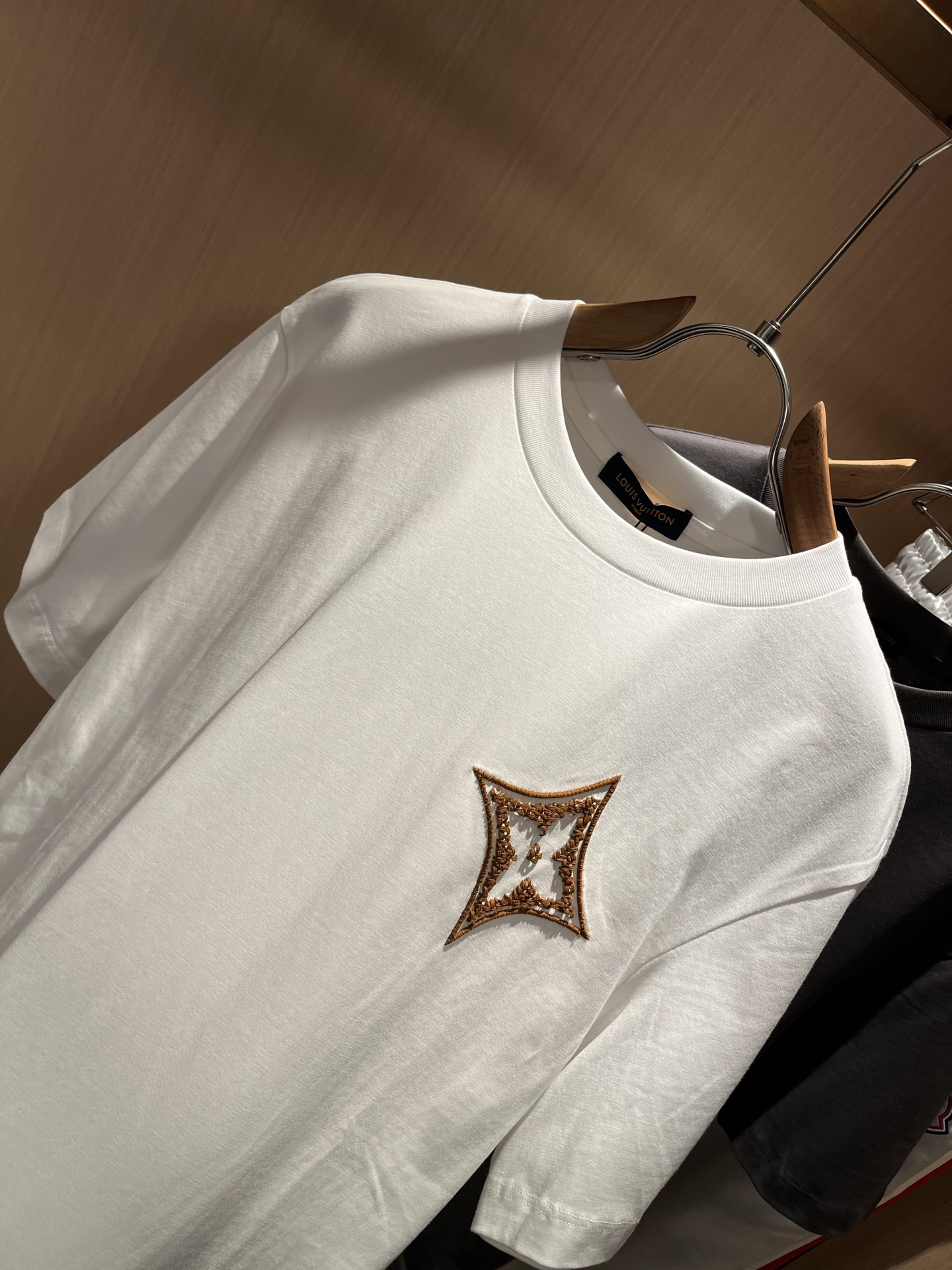  LouisVuitt*路易*登 2025春夏全新系列单品上线，非常时髦前卫的一款男女同款短袖T恤，标识