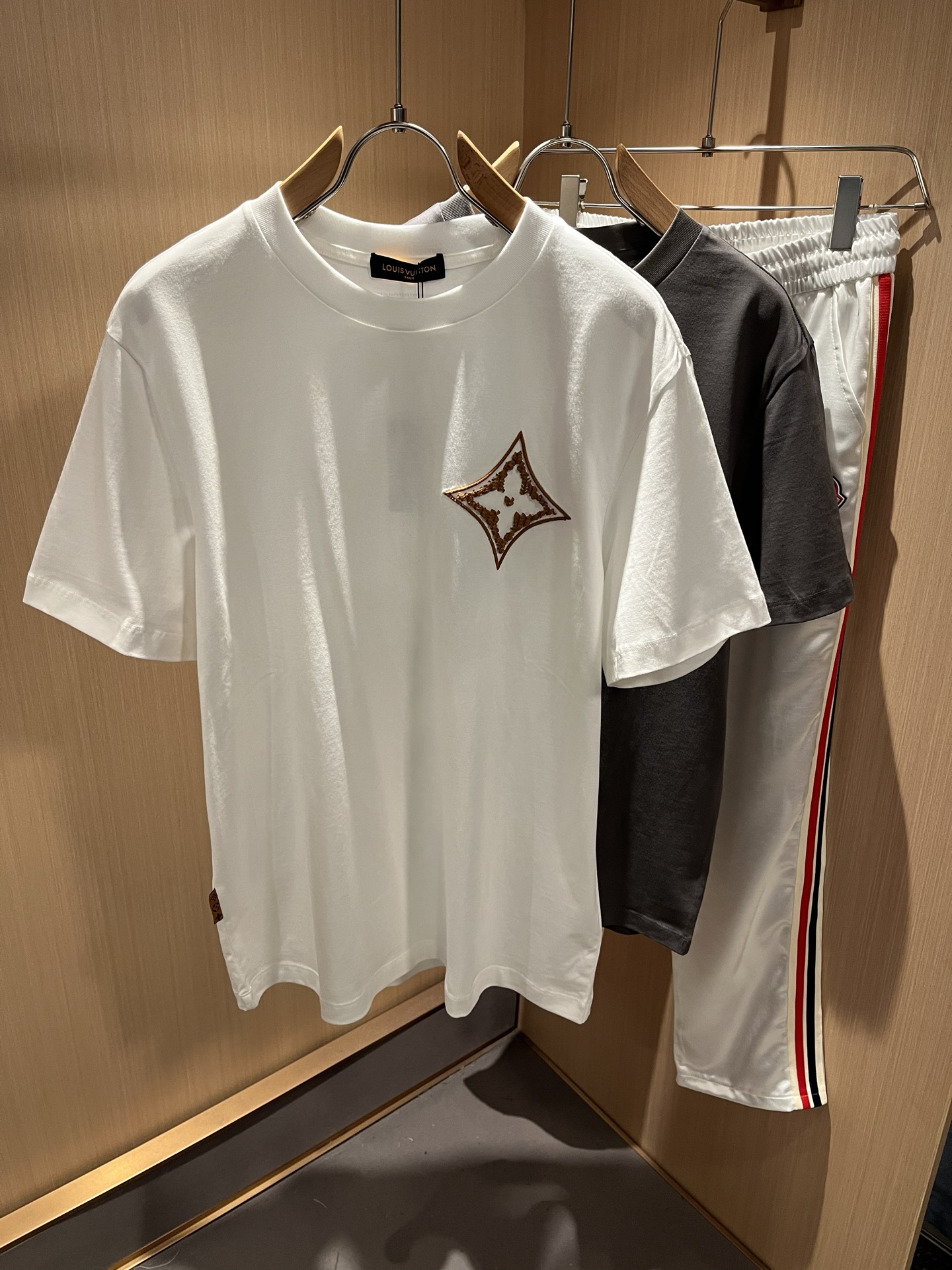  LouisVuitt*路易*登 2025春夏全新系列单品上线，非常时髦前卫的一款男女同款短袖T恤，标识