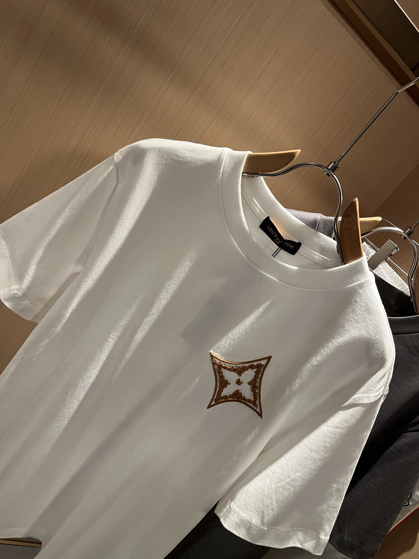  LouisVuitt*路易*登 2025春夏全新系列单品上线，非常时髦前卫的一款男女同款短袖T恤，标识