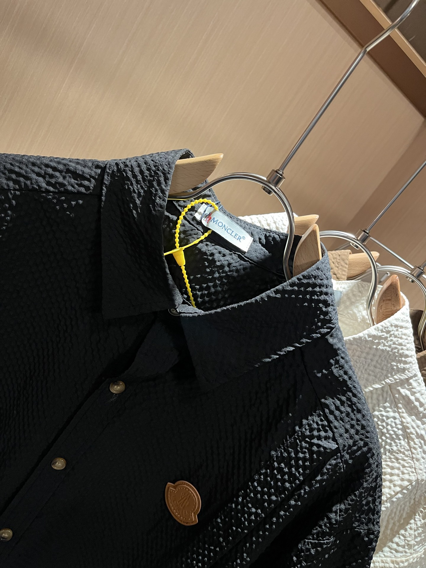  MON蒙**口2025春夏新款男士原单男士长袖衬衣，贸易公司货，官网同步发售！此类型的基础单品是每季必